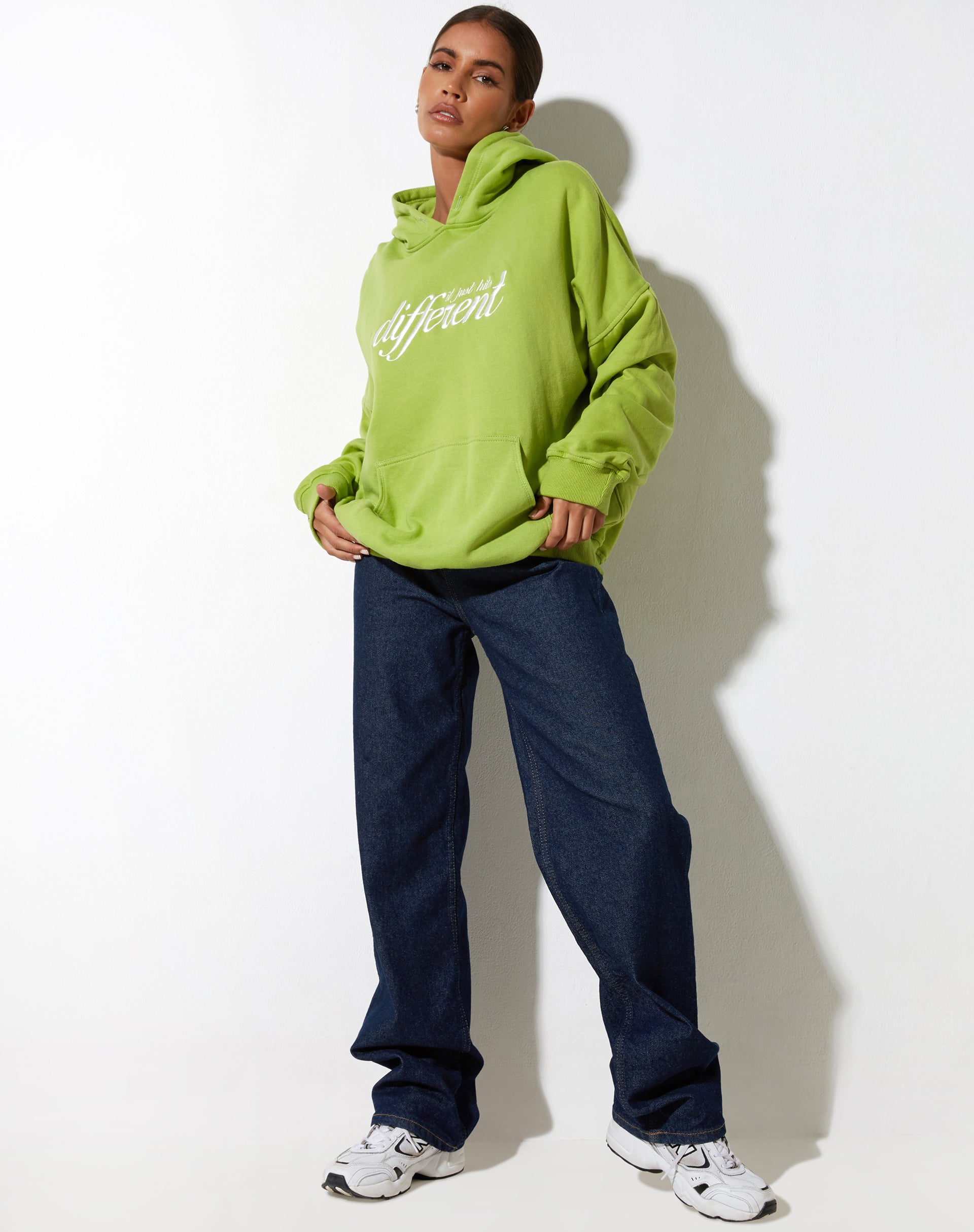 Bild von Oversize Hoodie in Leaf Green Different Embro White