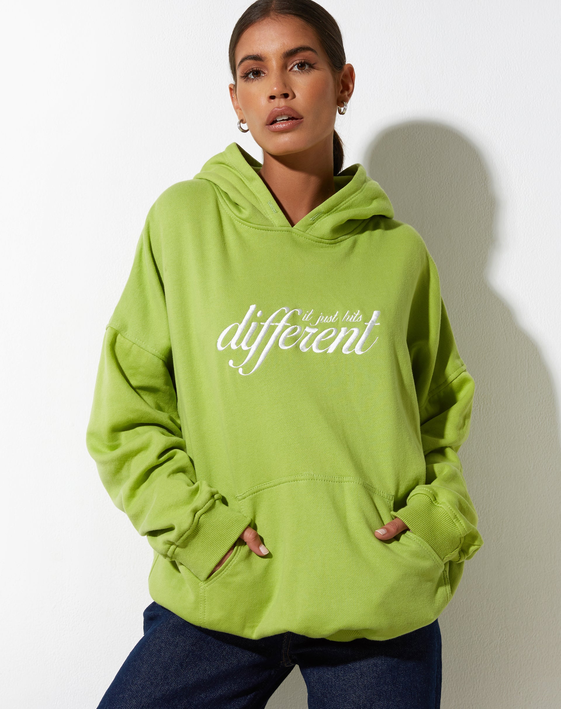 Bild von Oversize Hoodie in Leaf Green Different Embro White