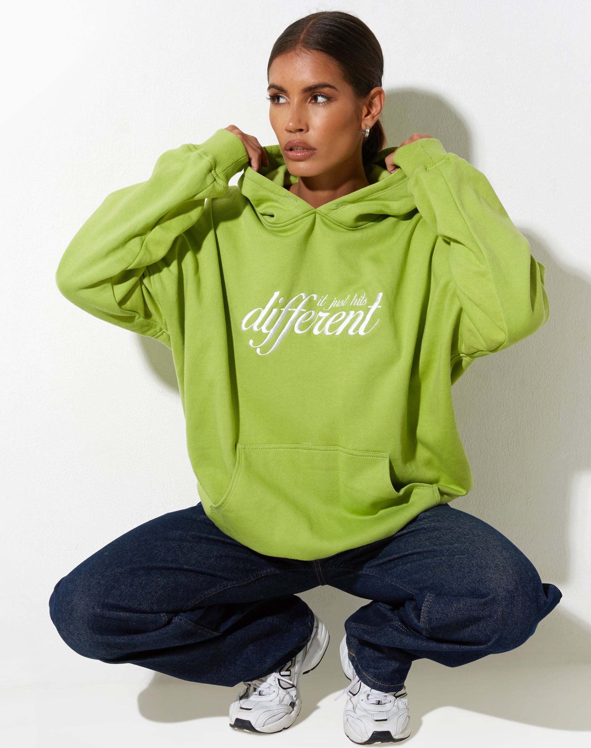 Bild von Oversize Hoodie in Leaf Green Different Embro White