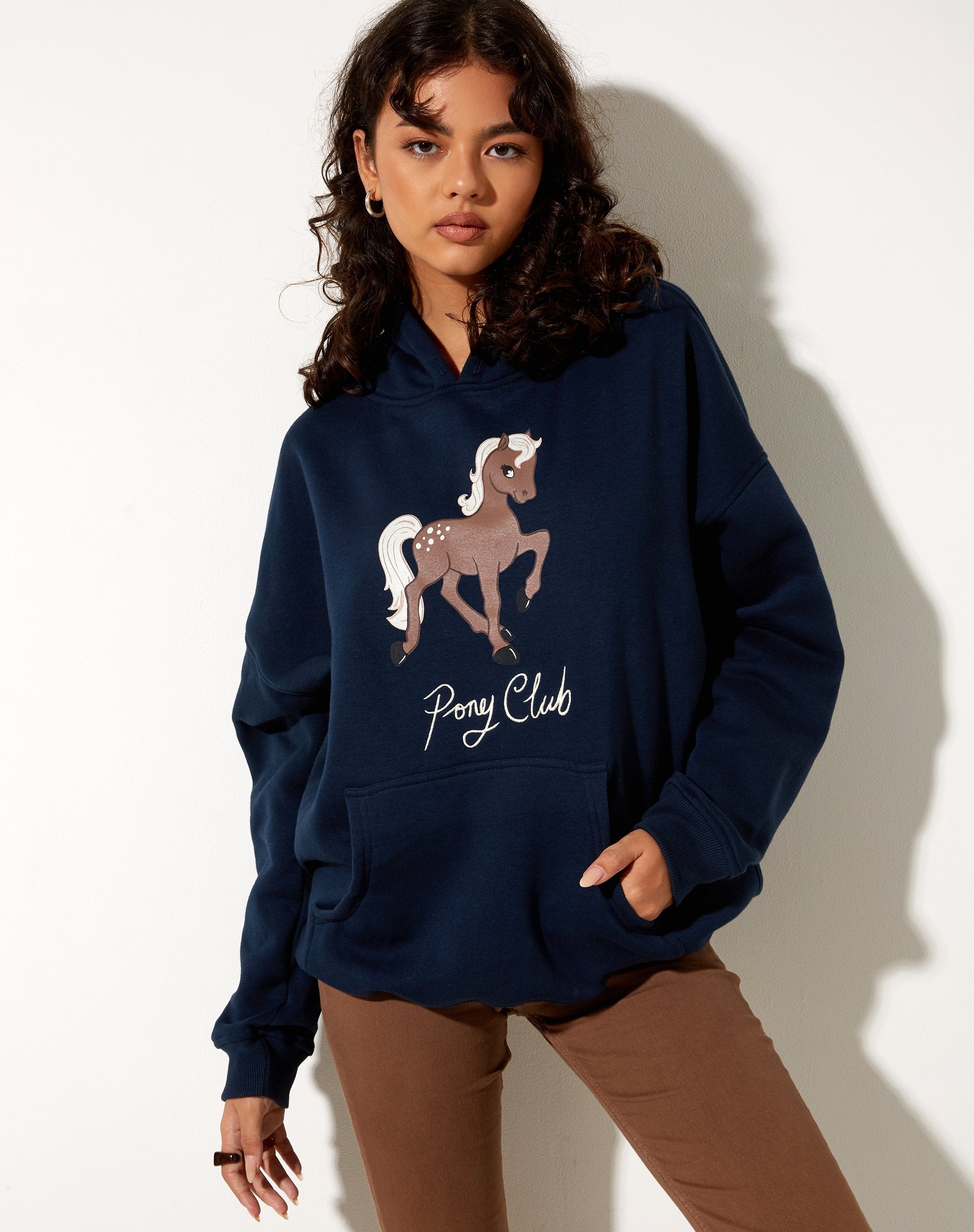 Bild von Oversize Hoodie in Navy Pony Club Mix Embro