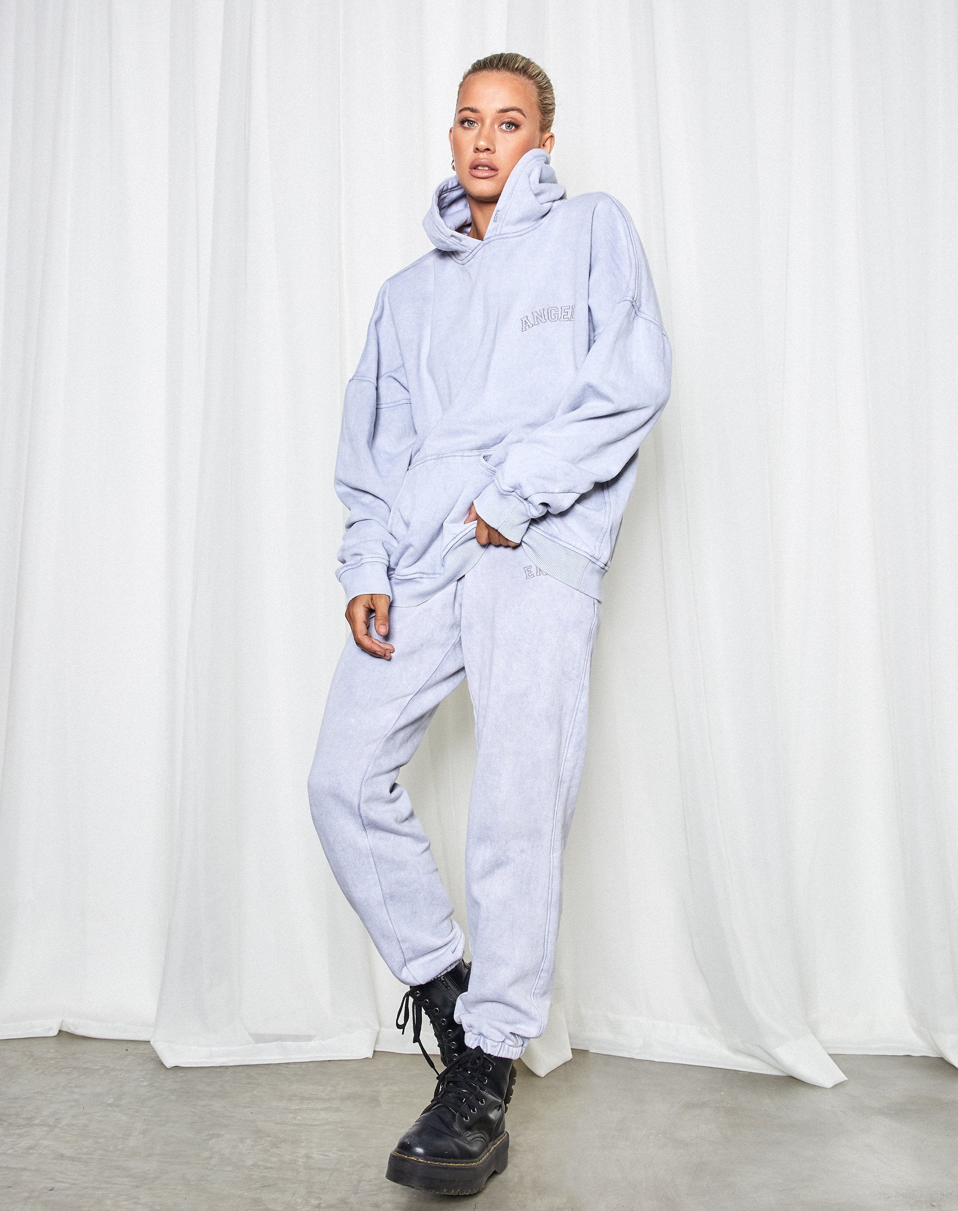 Bild von Oversize-Hoodie in Silberwaschung mit Engelsemblem