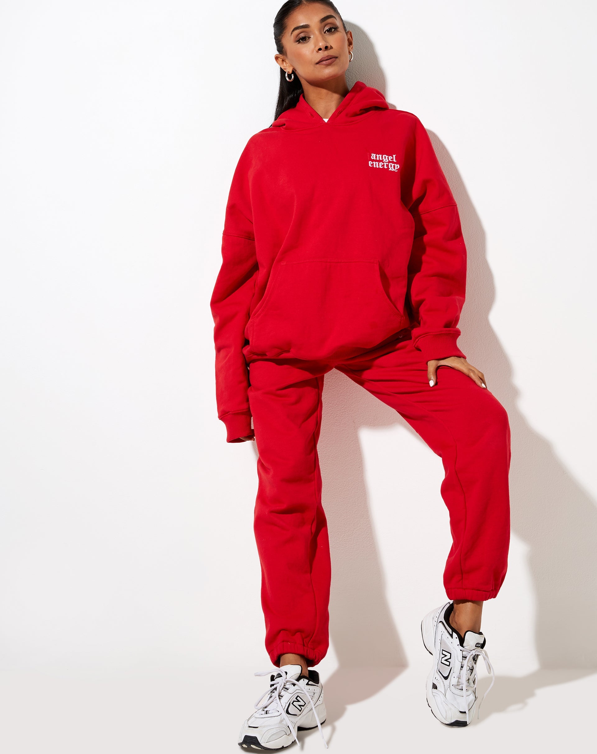Bild von Oversize-Kapuzenpullover in Rennrot mit Engel-Energie-Emblem