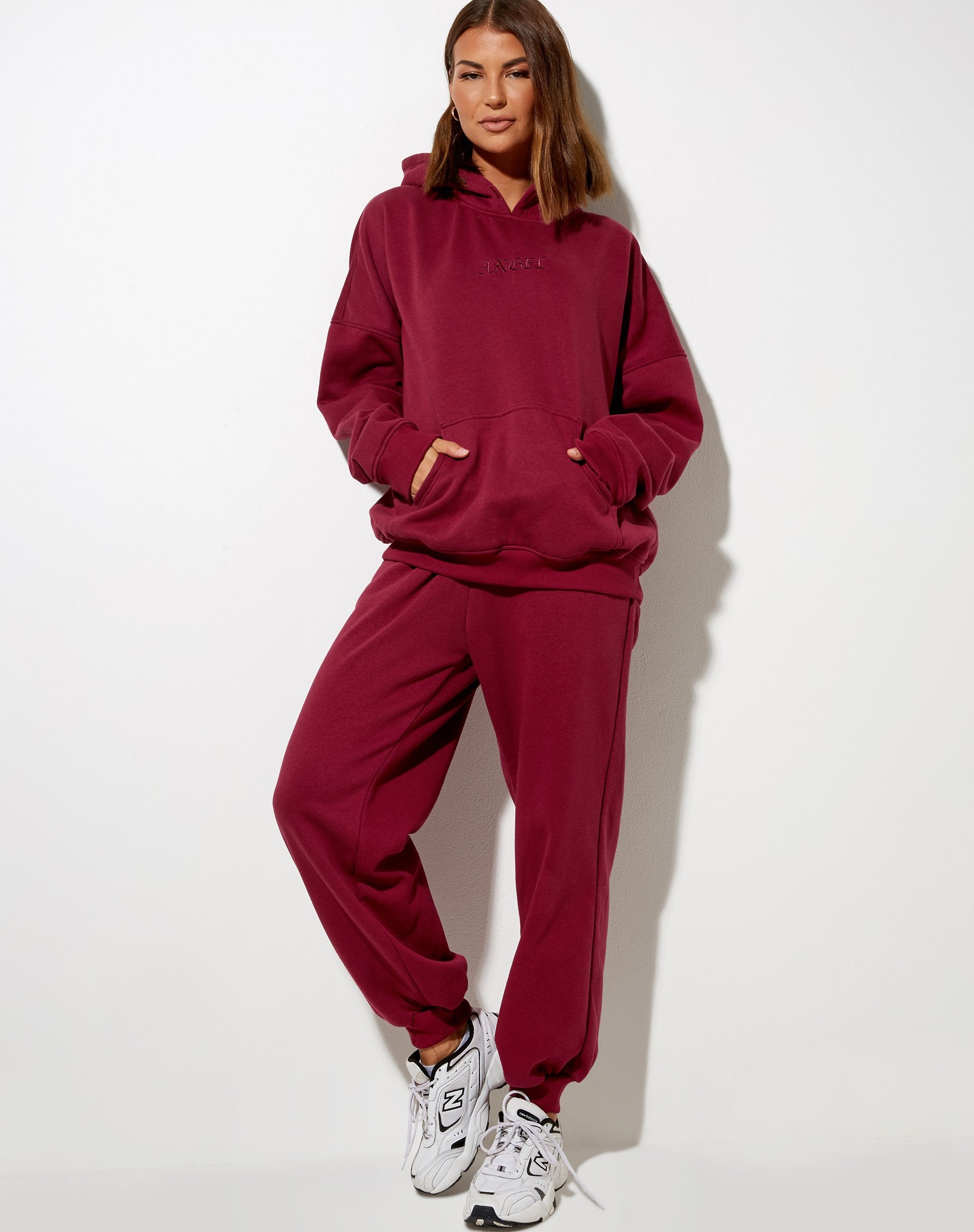 Bild von Oversize-Kapuzenpulli in Burgund mit Engelsstickerei