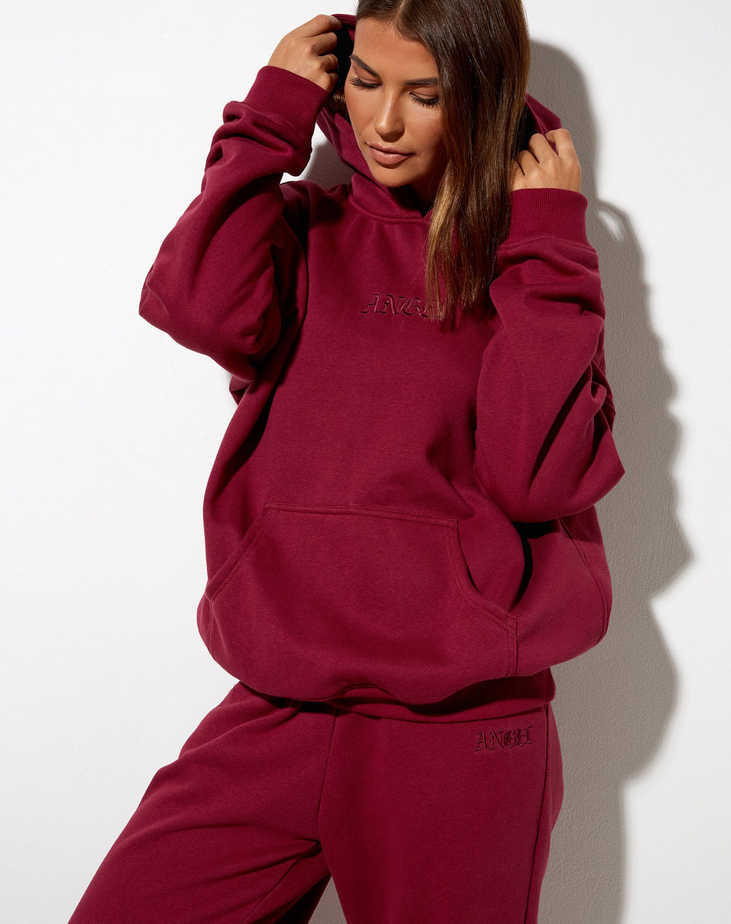 Übergroßer Kapuzenpullover mit burgunderfarbener 'Angel'-Stickerei
