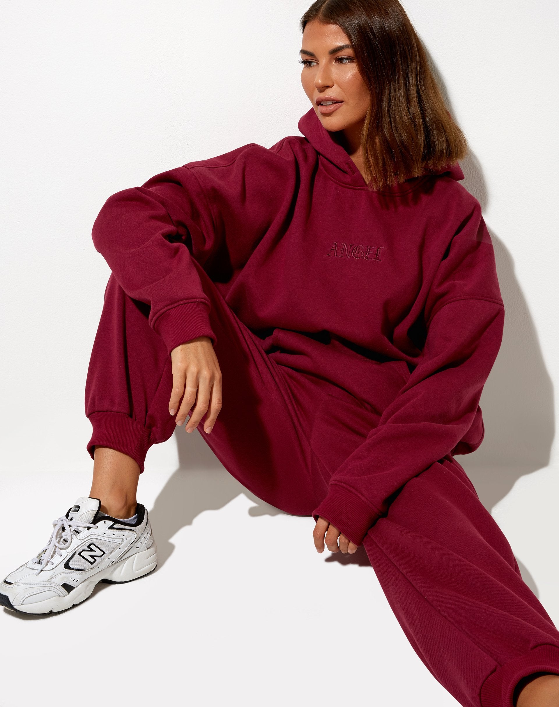 Bild von Oversize-Kapuzenpulli in Burgund mit Engelsstickerei