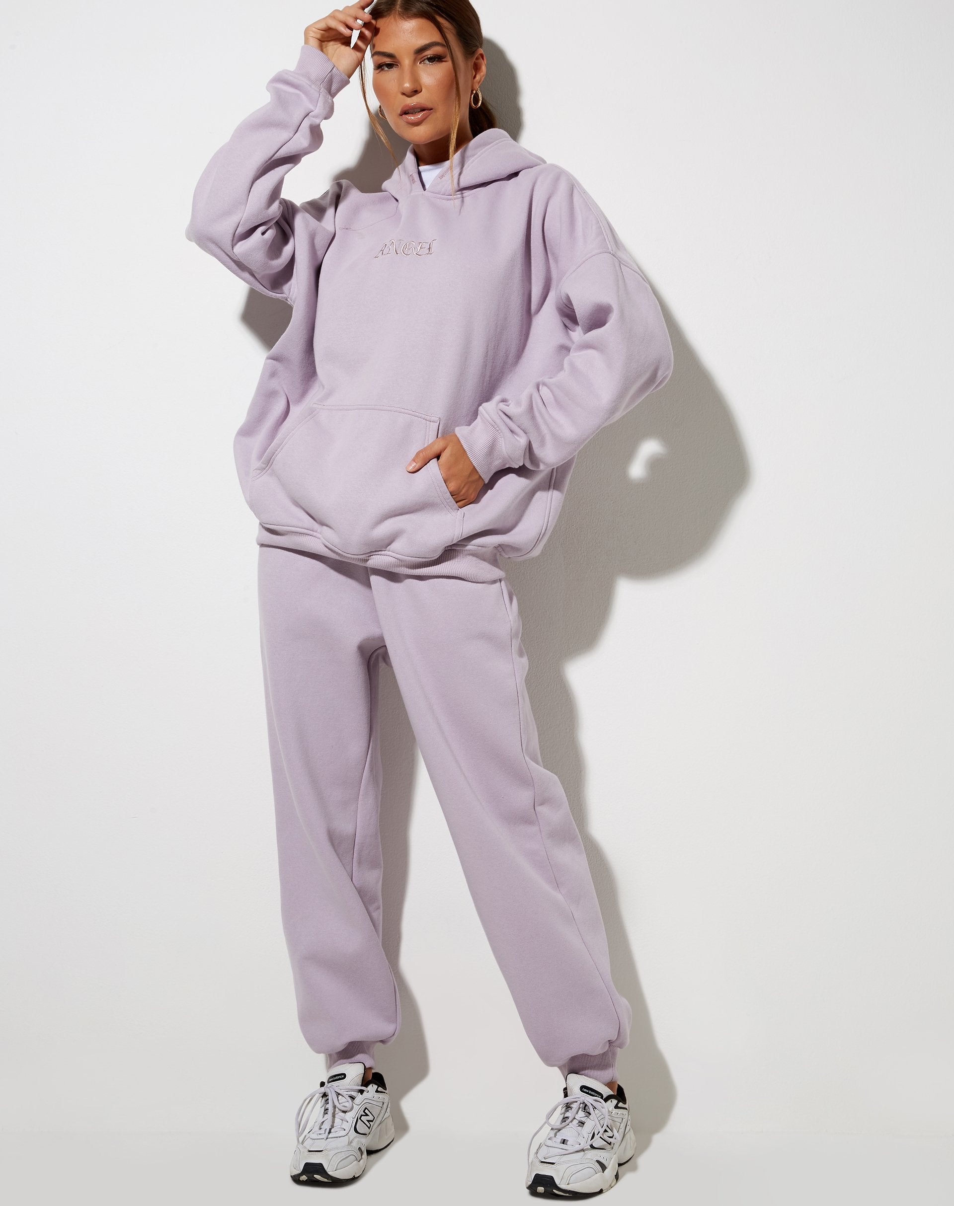 Bild von Oversize Hoodie in Violett mit Engelsstickerei