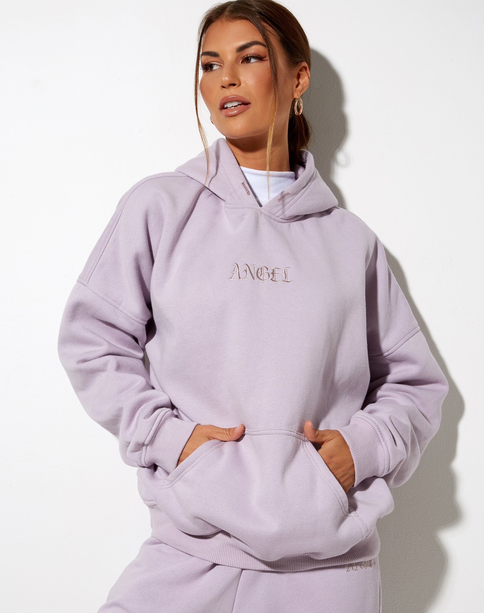 Bild von Oversize Hoodie in Violett mit Engelsstickerei