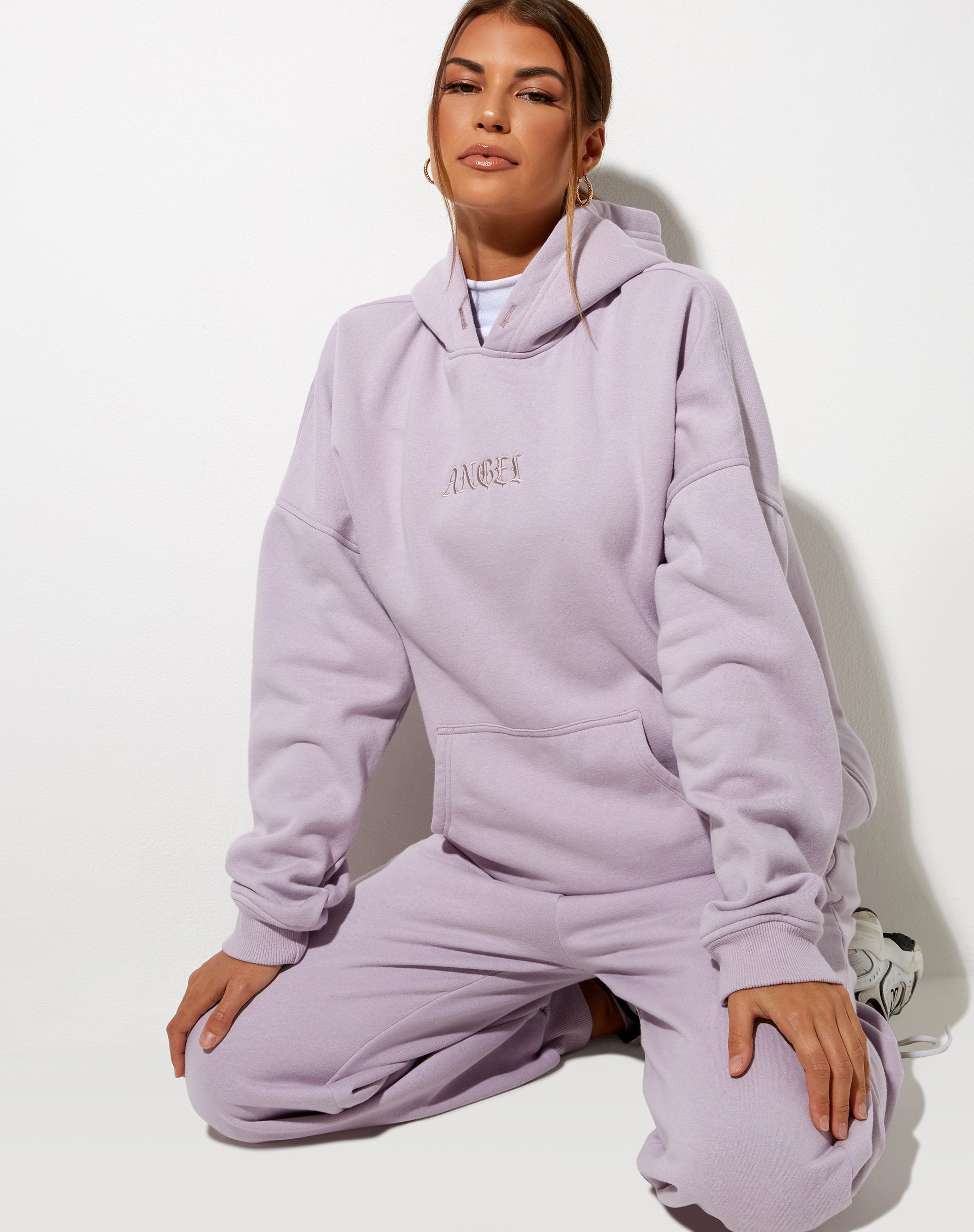 Bild von Oversize Hoodie in Violett mit Engelsstickerei
