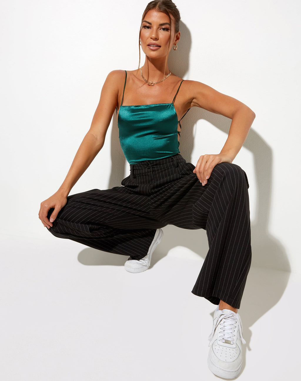 Ozka Crop Top aus Satin Waldgrün