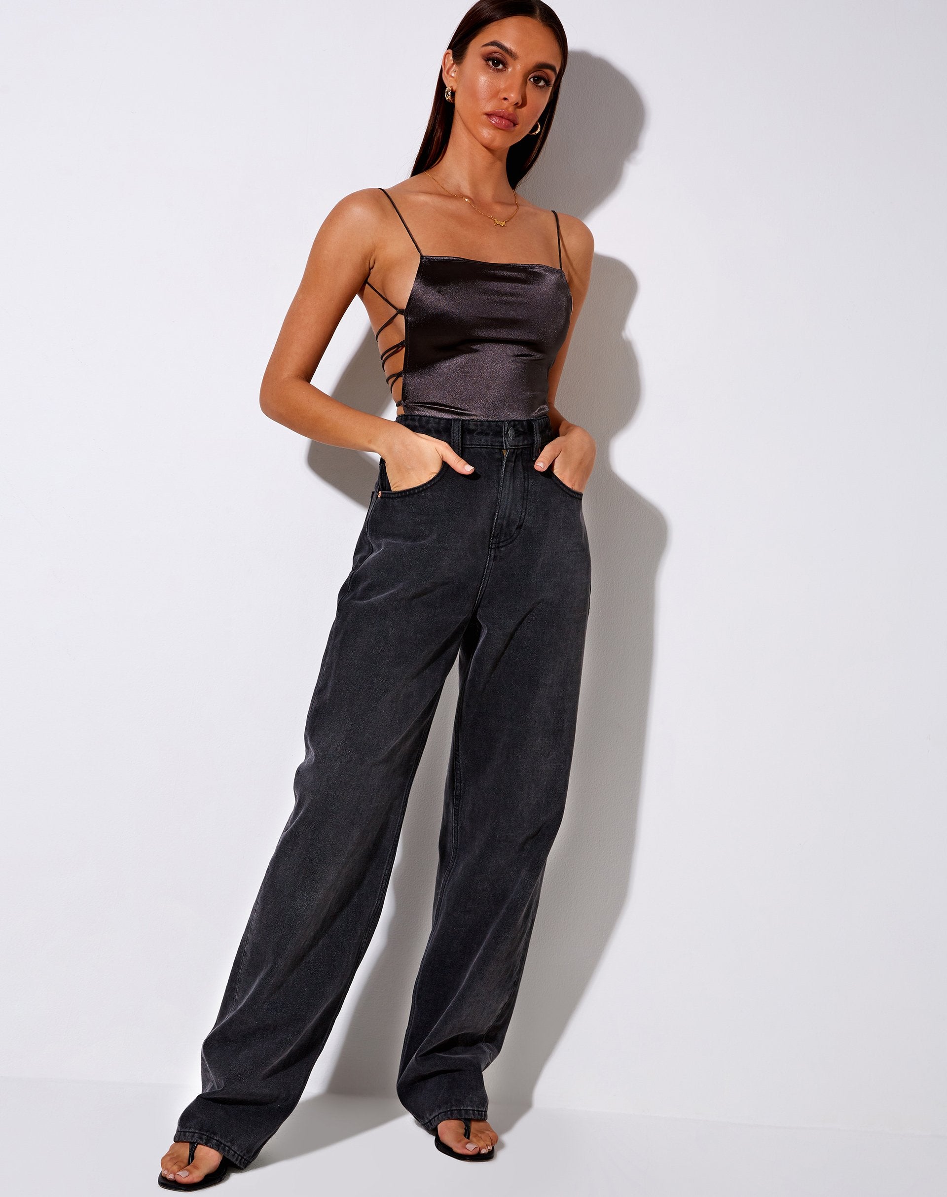 Bild von Ozka Crop Top aus Satin Dunkelgrau