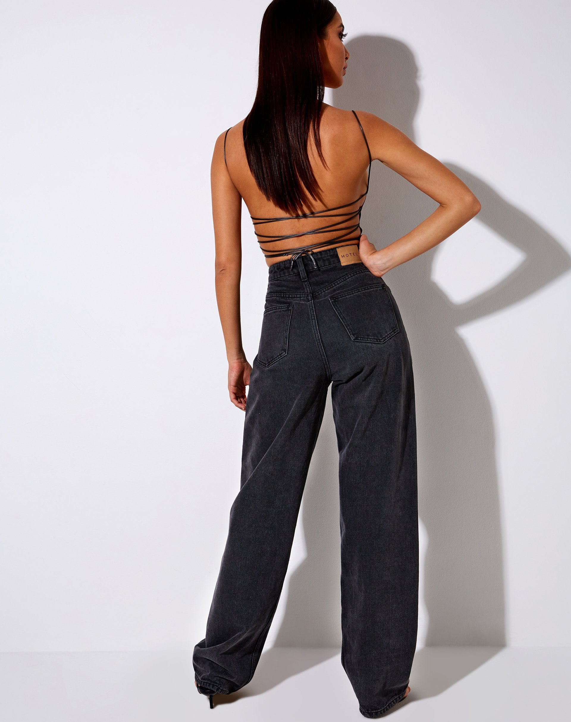 Bild von Ozka Crop Top aus Satin Dunkelgrau