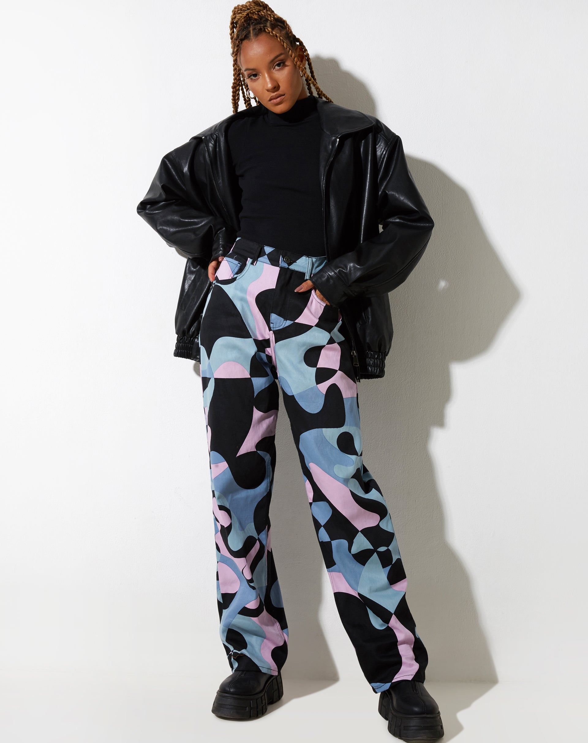 Parallel Jeans in abstraktem Lila