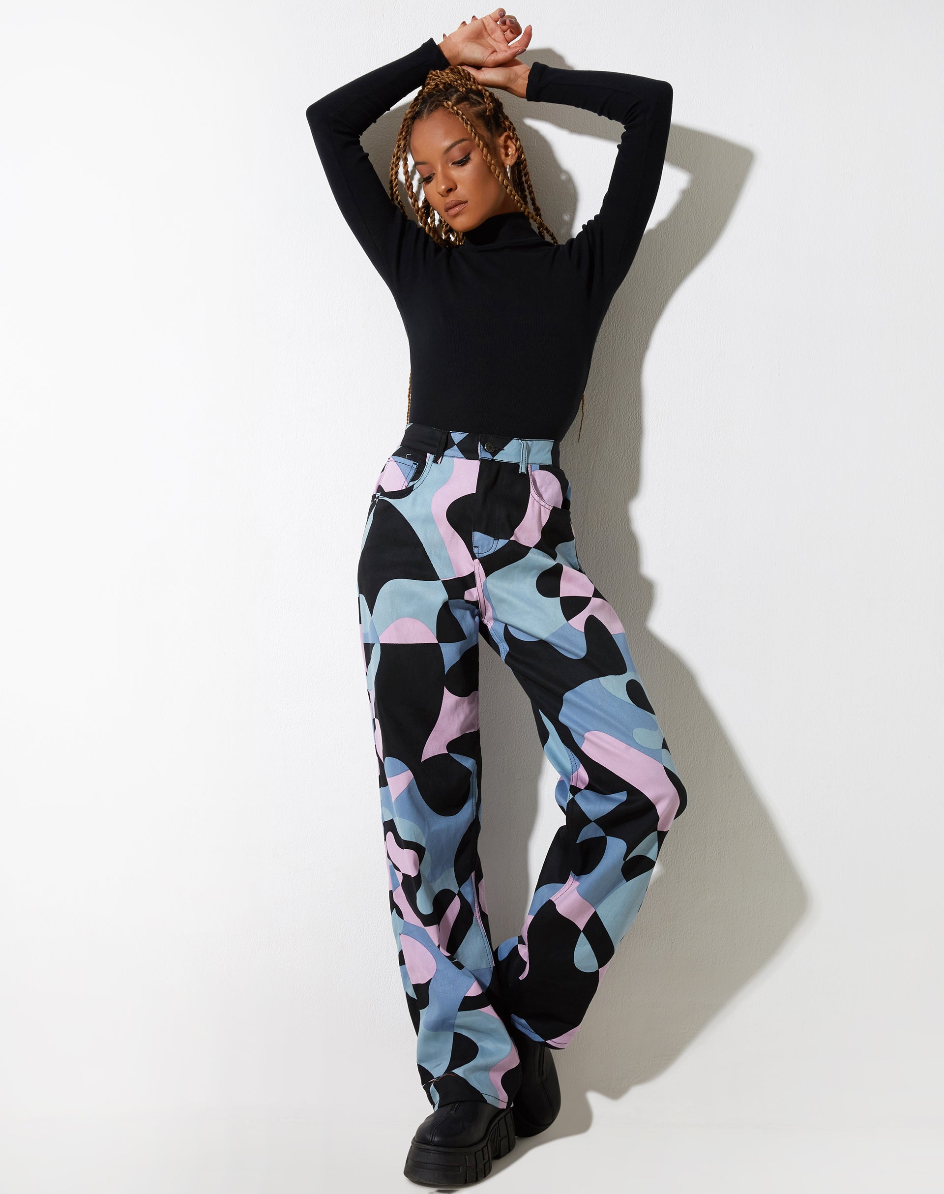 Parallel Jeans in abstraktem Lila