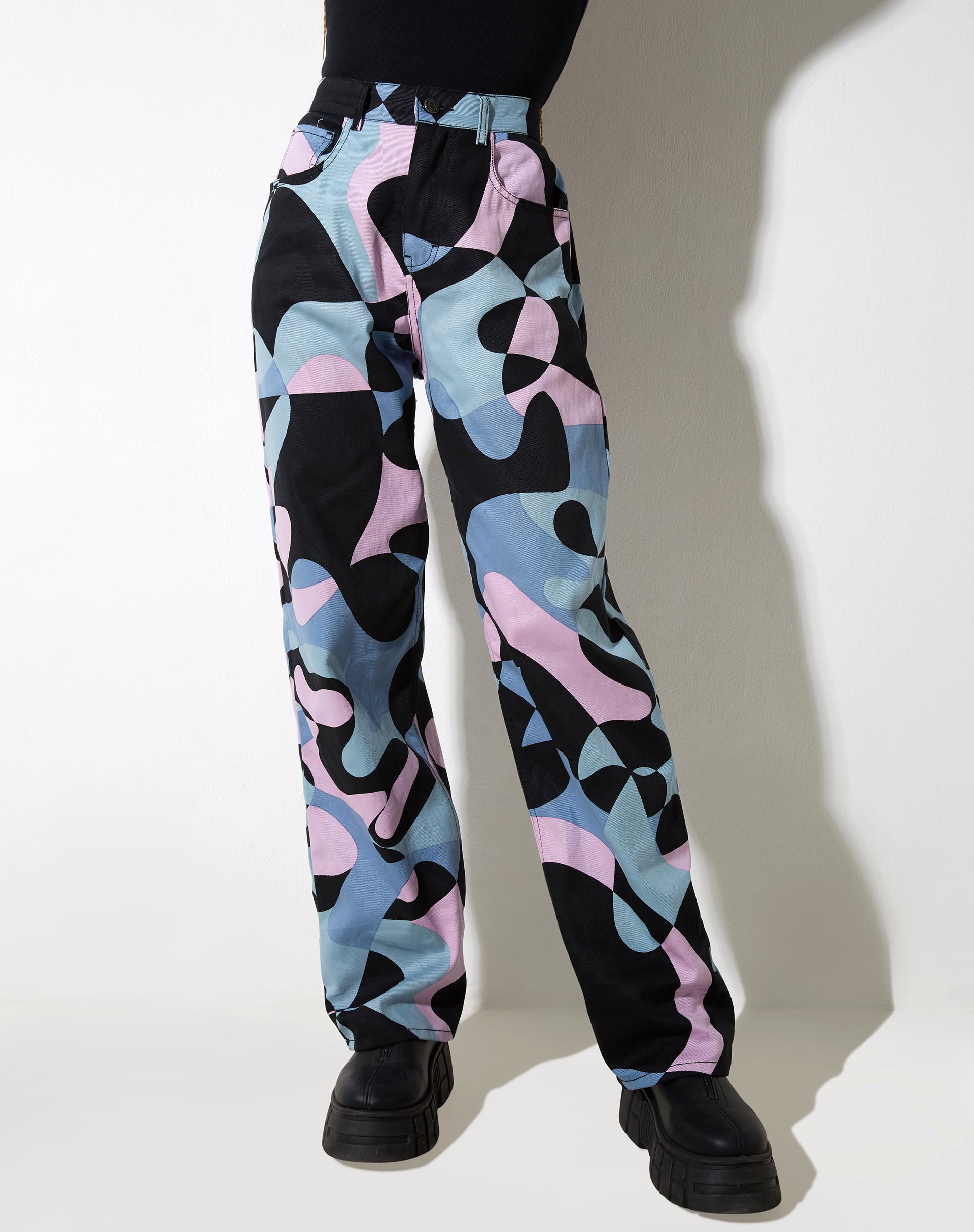 Parallel Jeans in abstraktem Lila