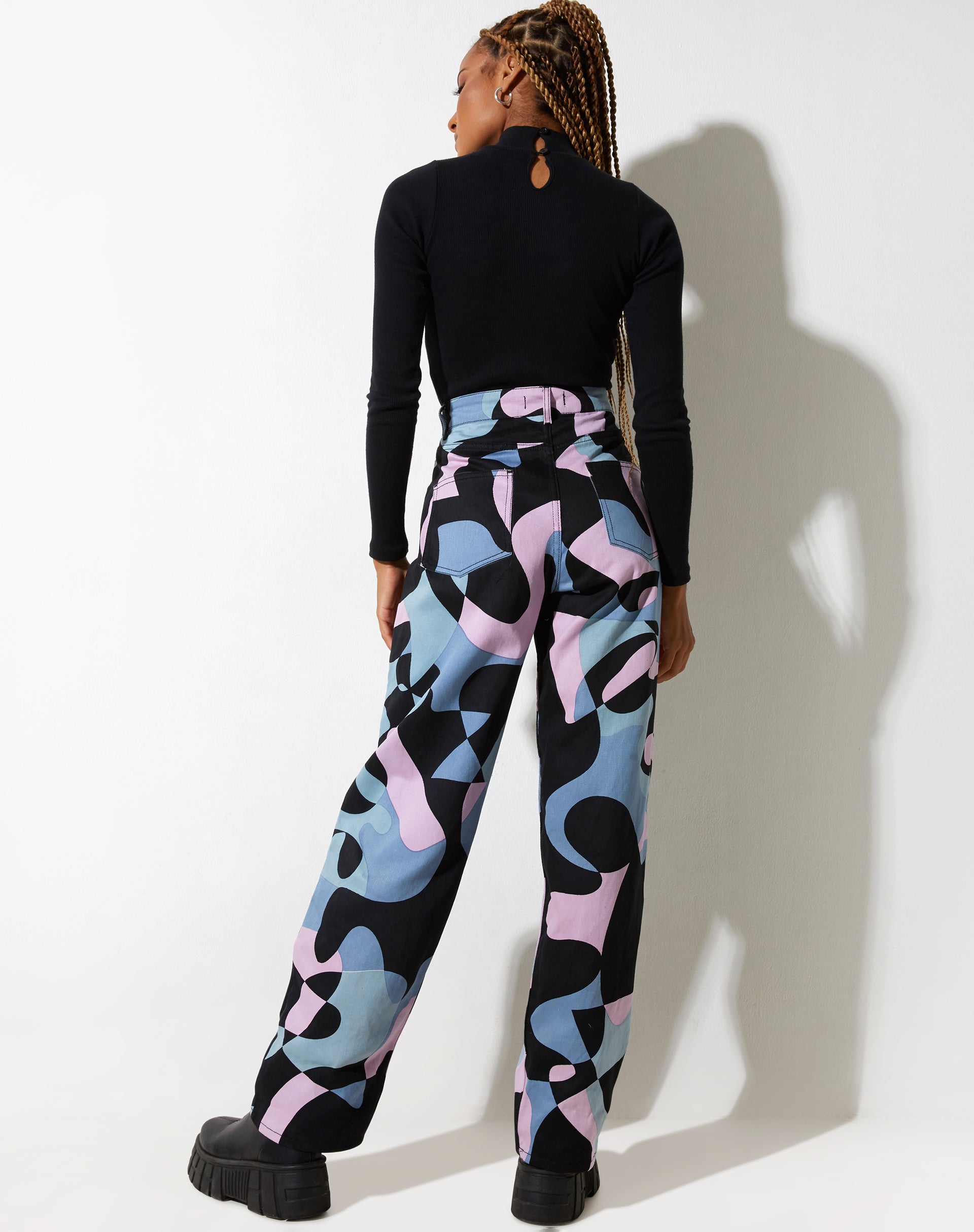Parallel Jeans in abstraktem Lila
