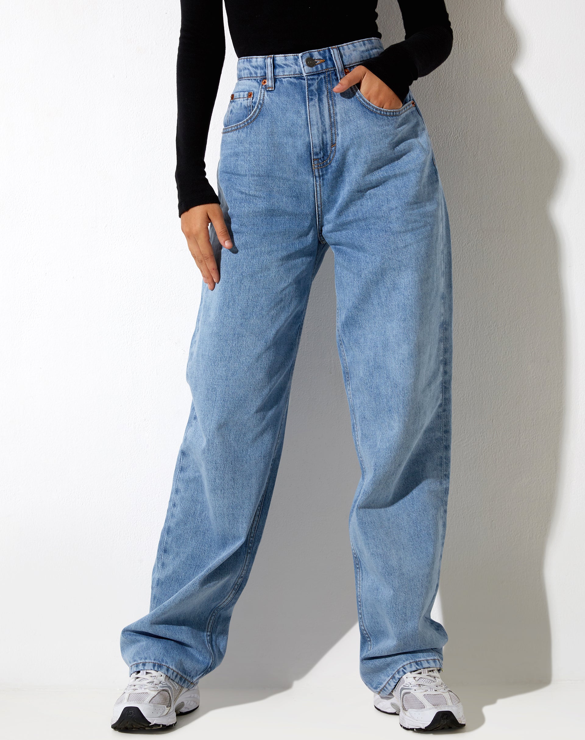 Bild von Parallel Jeans in Tonal Light Wash Blue