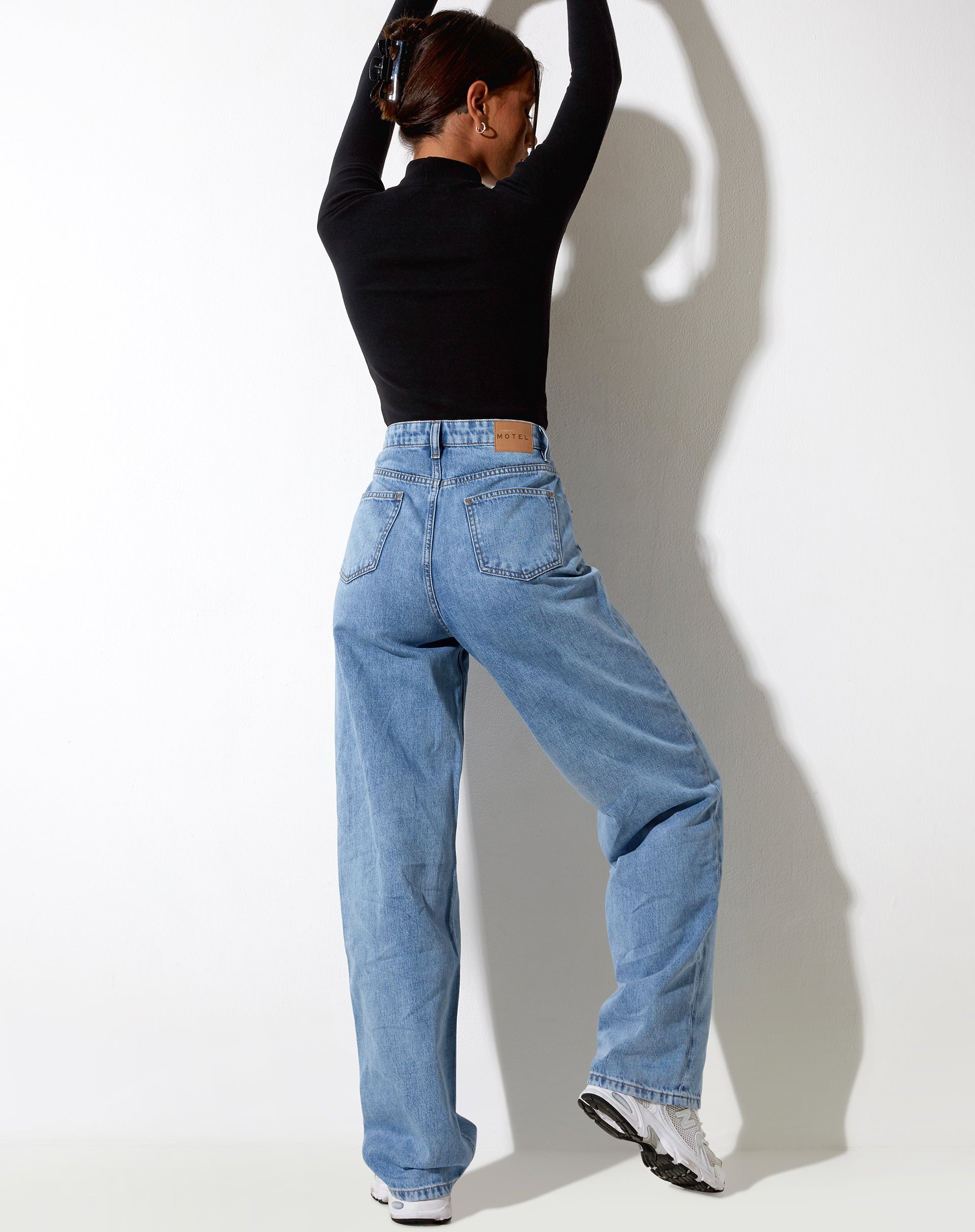 Bild von Parallel Jeans in Tonal Light Wash Blue