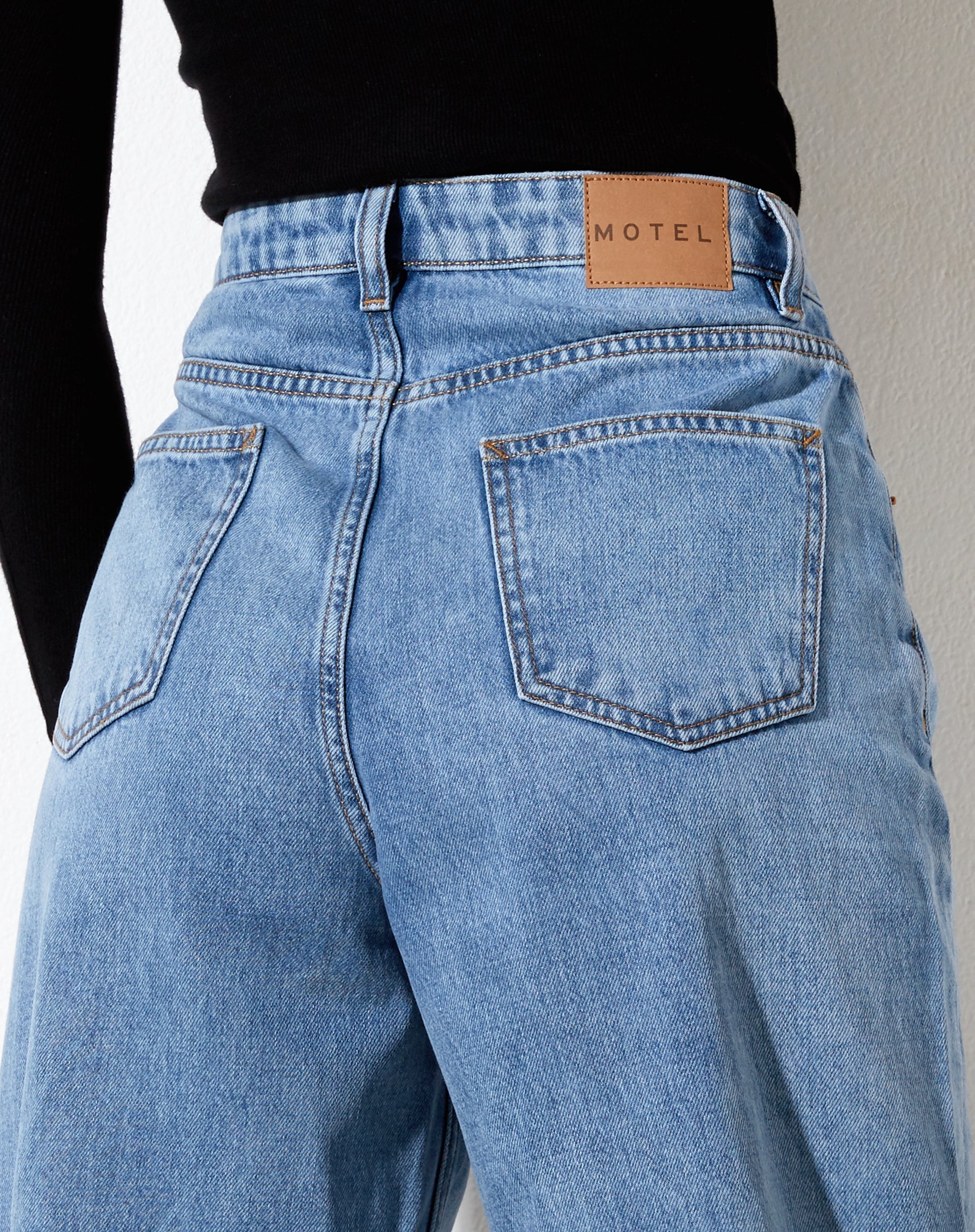 Bild von Parallel Jeans in Tonal Light Wash Blue