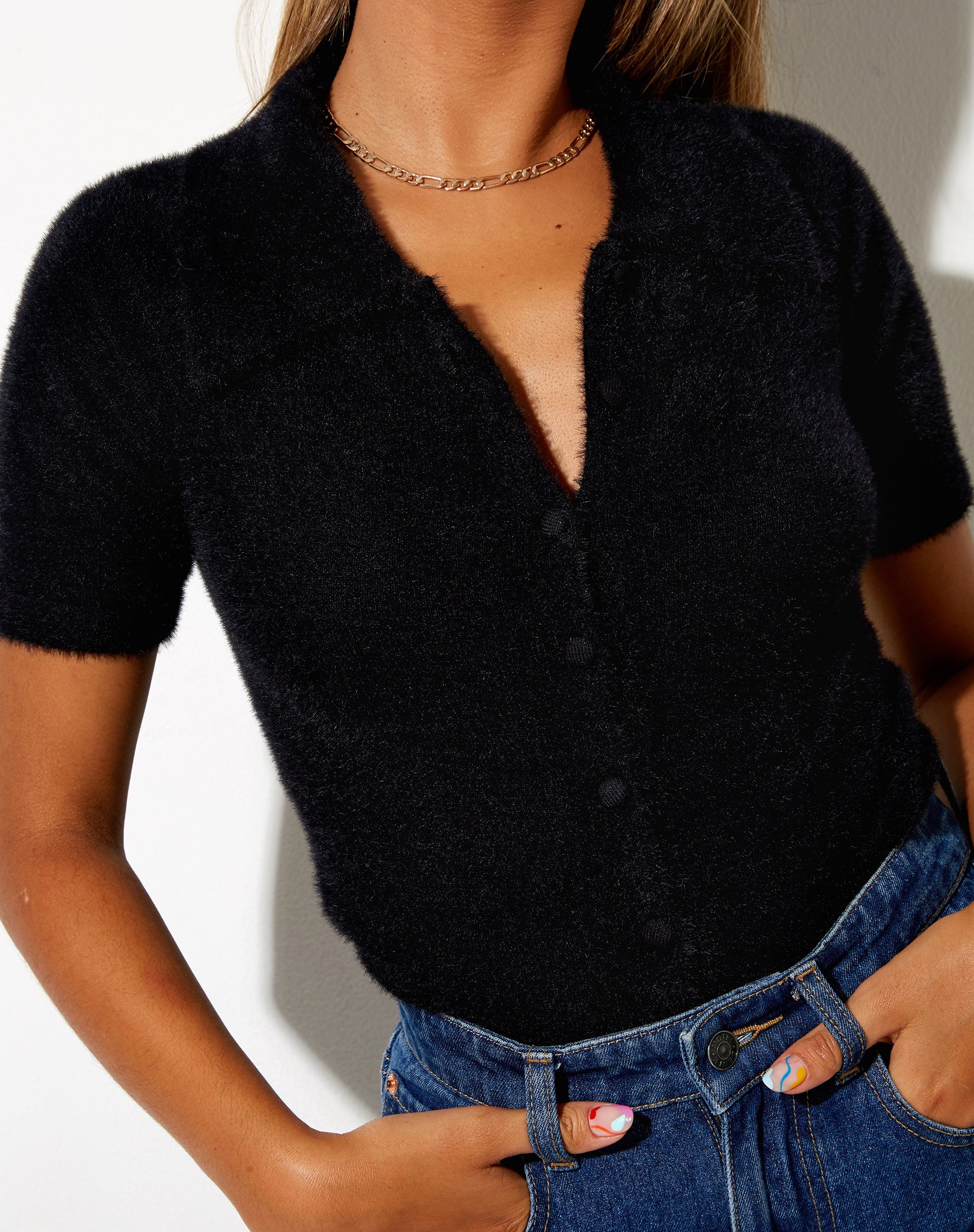 Image of Pevita Crop Top aus flauschigem Strick Schwarz