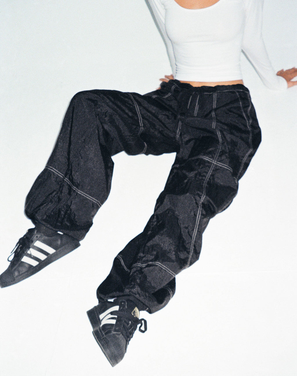 Phil Low Waist Trouser in Schwarz mit weißer Steppnaht