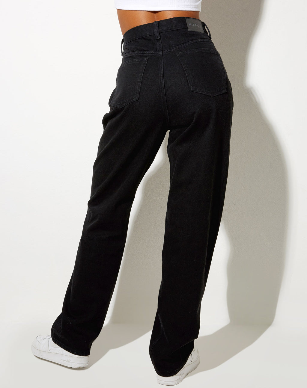 Faltenjeans in schwarzer Waschung