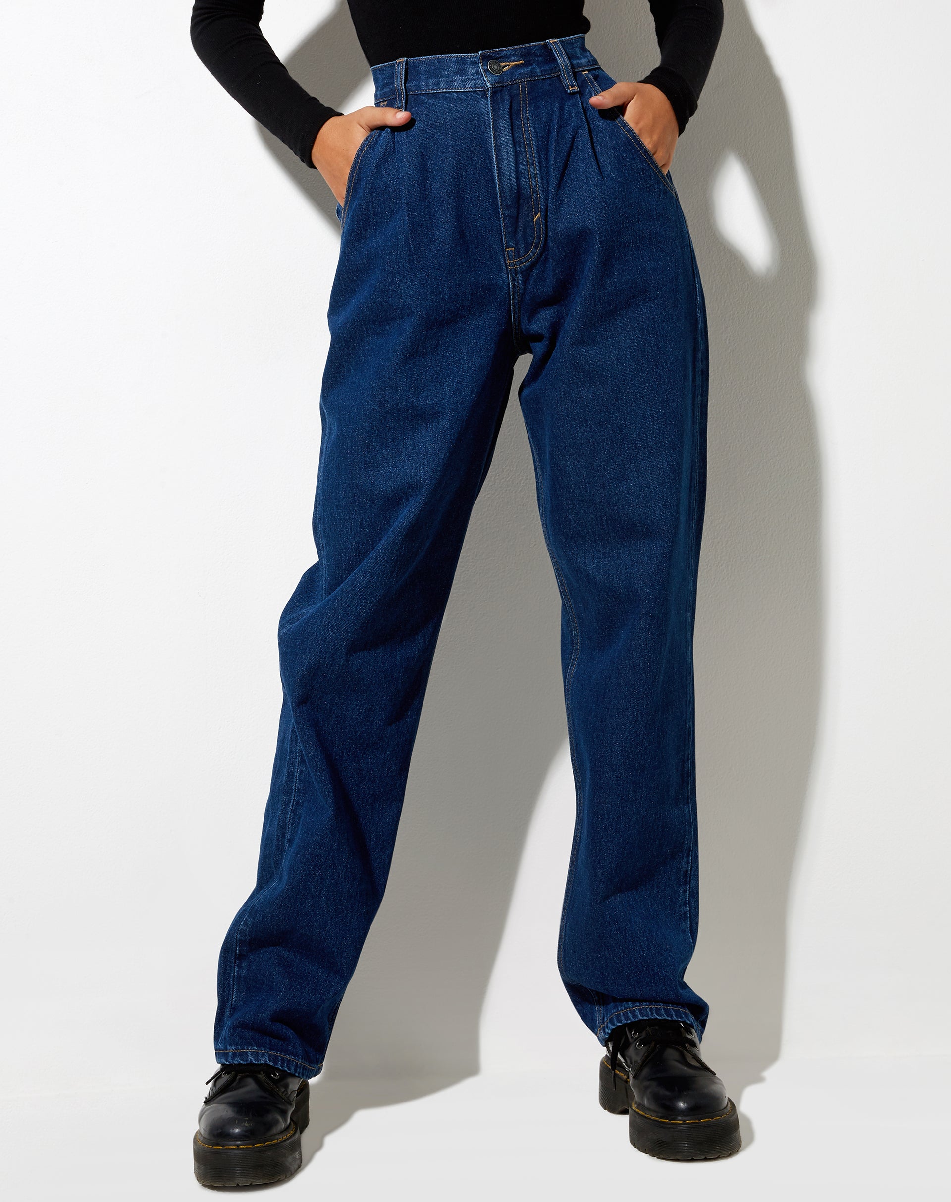 Image der plissierten Jeans in Indigoblau