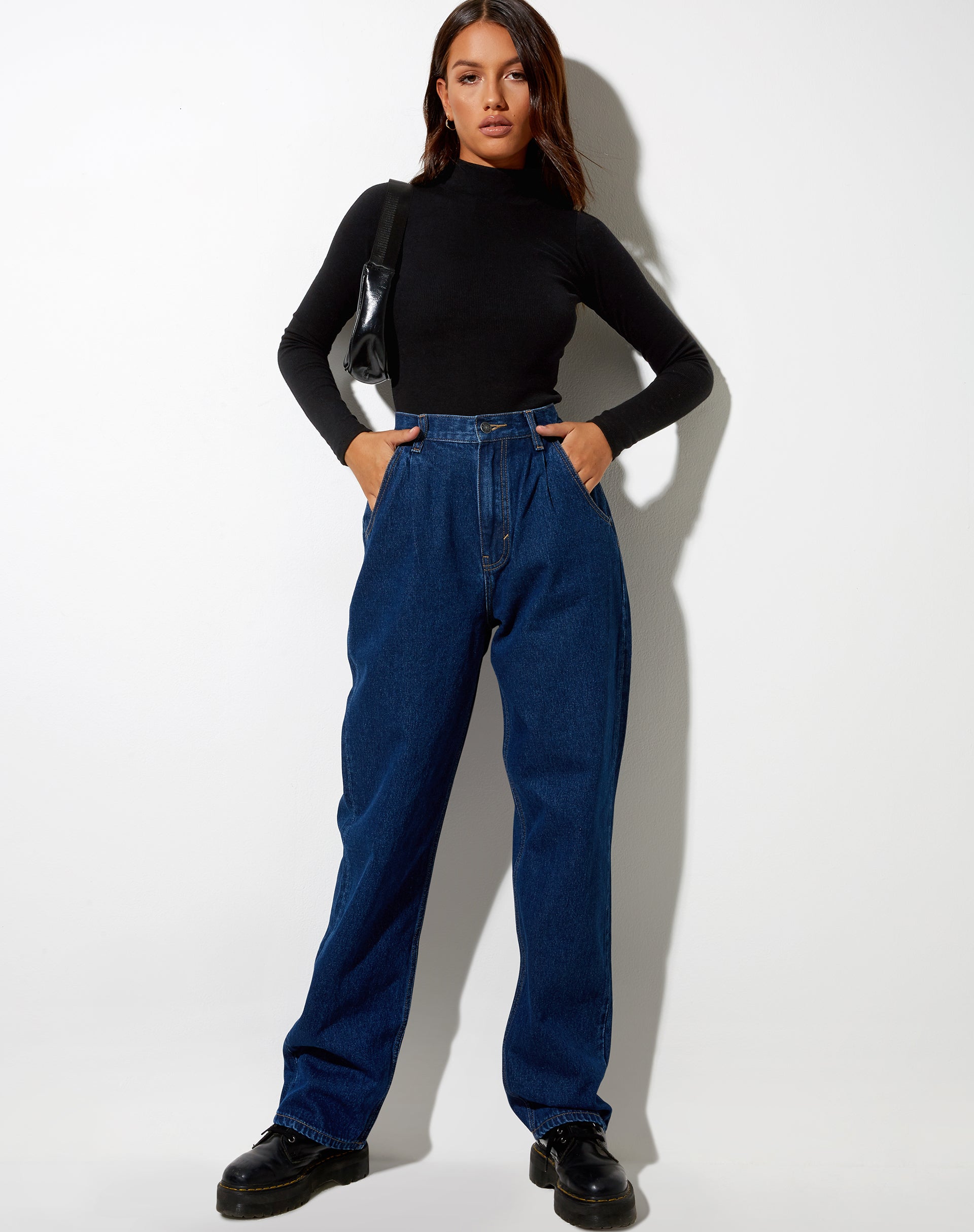 Image der plissierten Jeans in Indigoblau