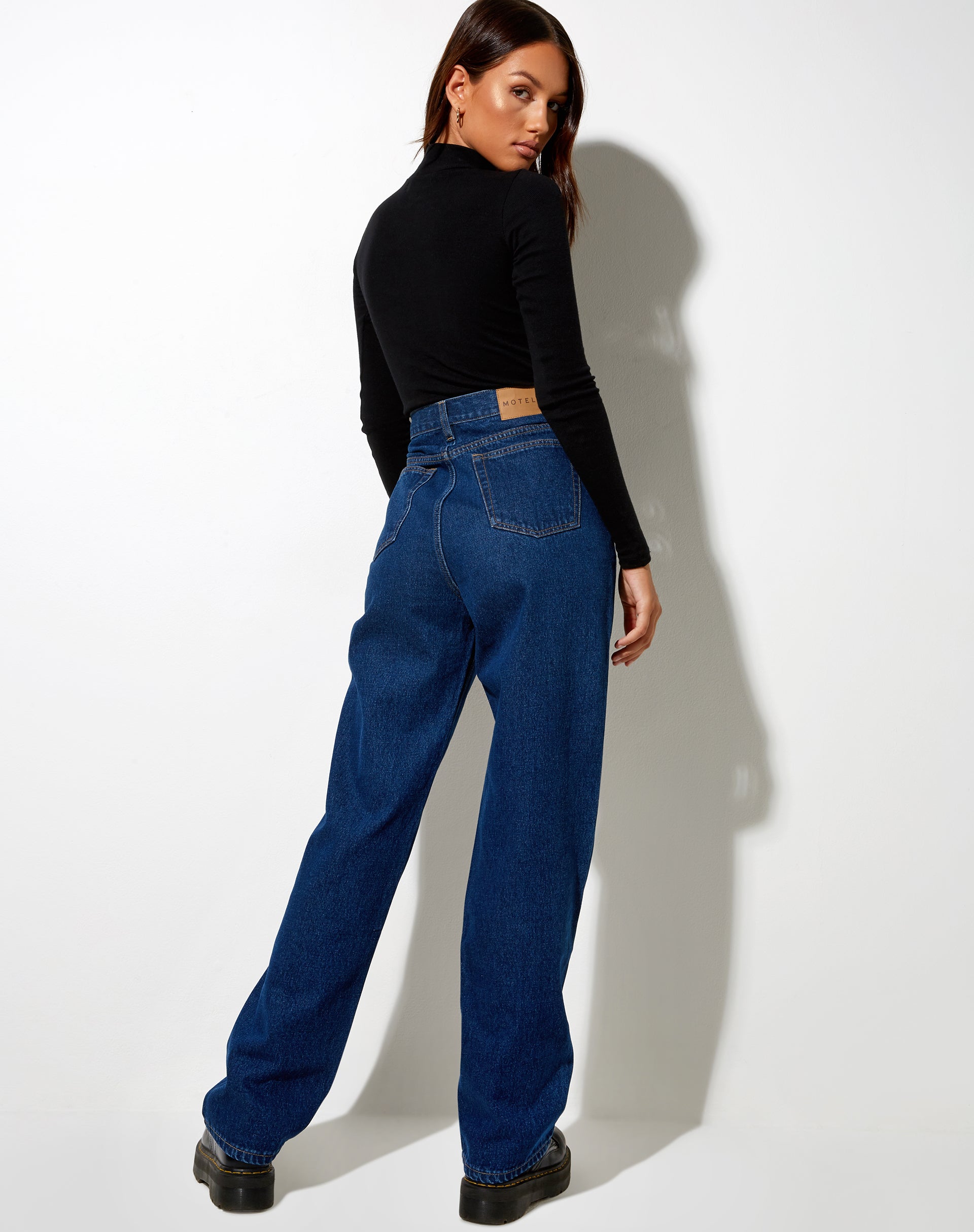 Image der plissierten Jeans in Indigoblau