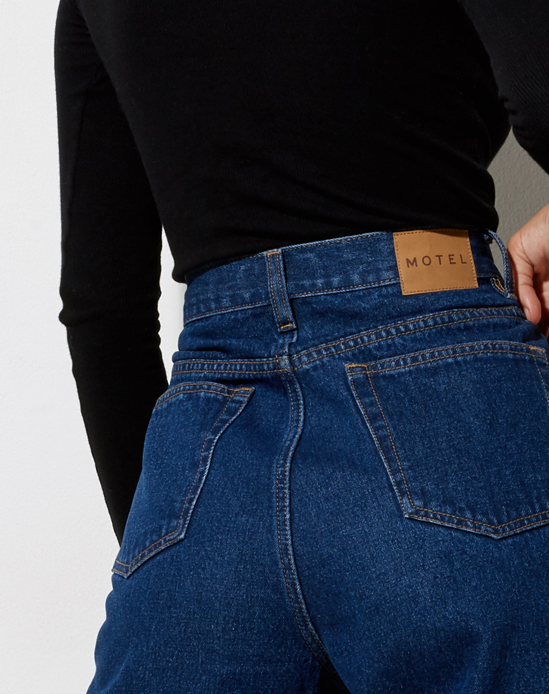 Image der plissierten Jeans in Indigoblau