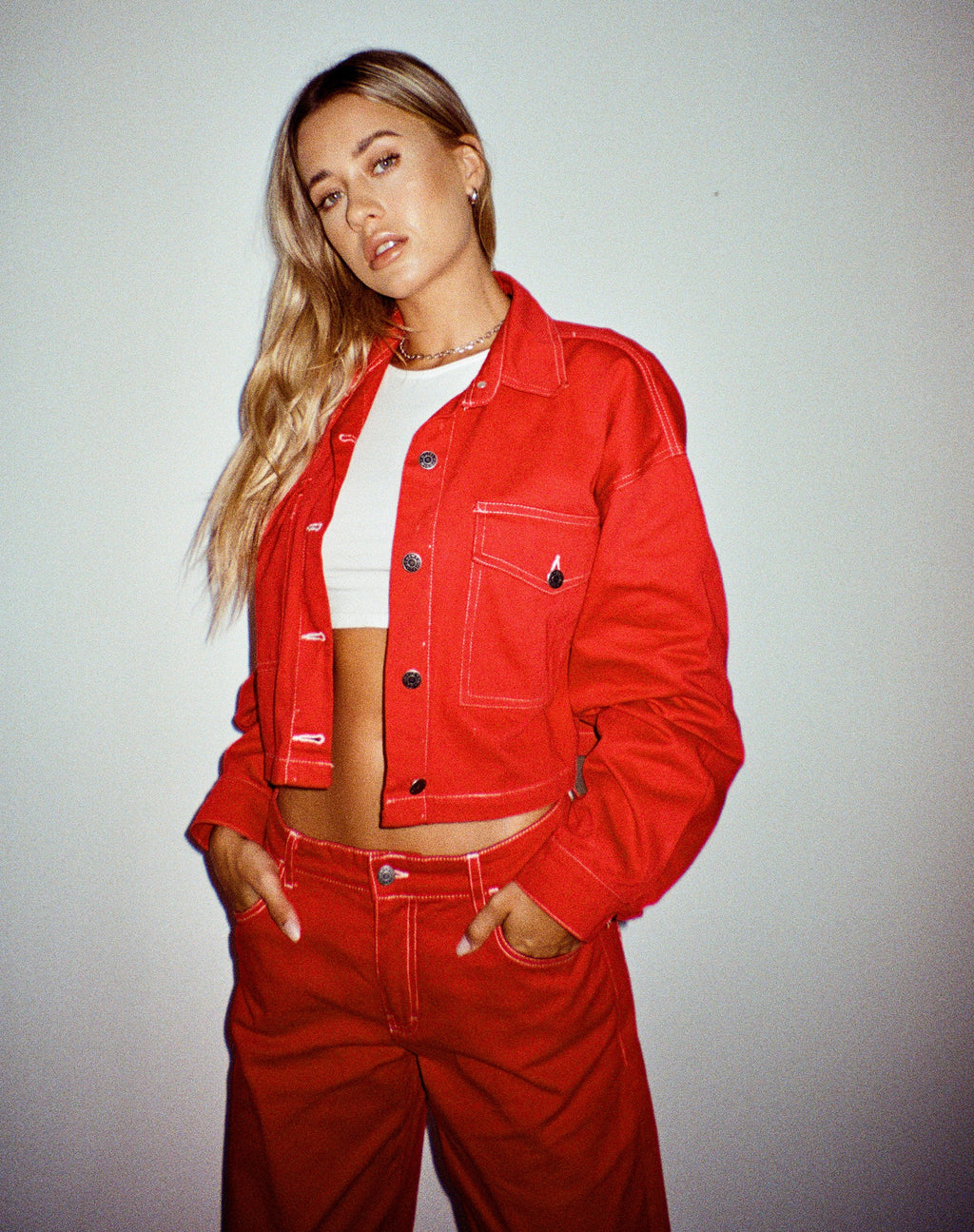 Boxy Denim Jacke in Racing Rot mit weißer Naht