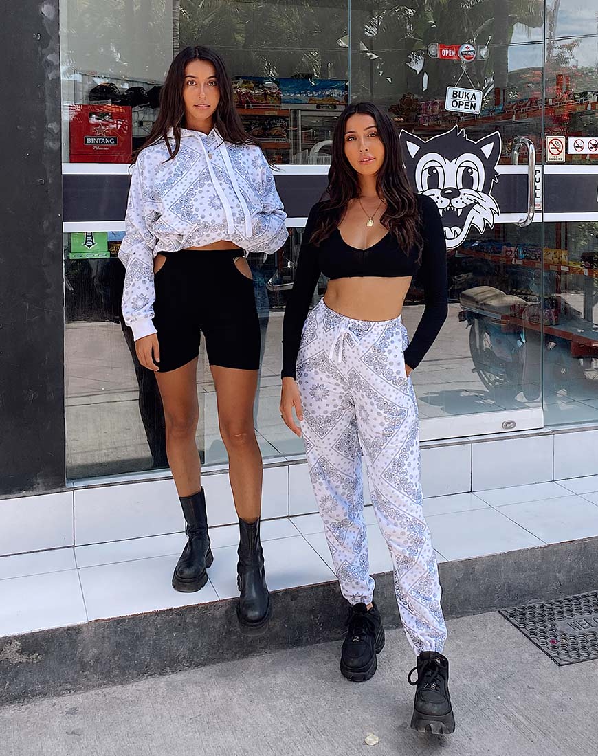 Oversize-Kapuzenpulli in Bandana Ecru Platzierung