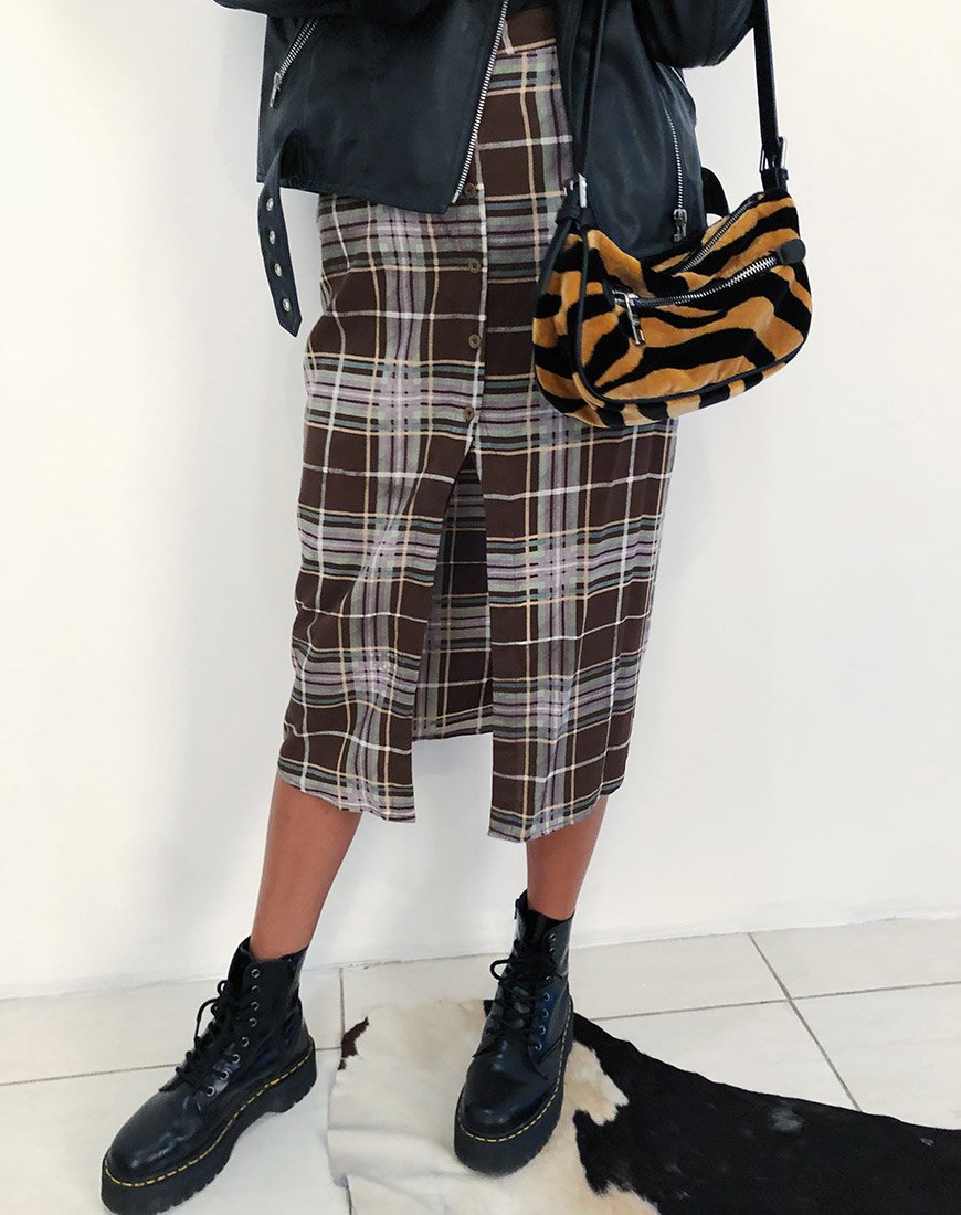 Kaisa Midirock in Tartan Braun