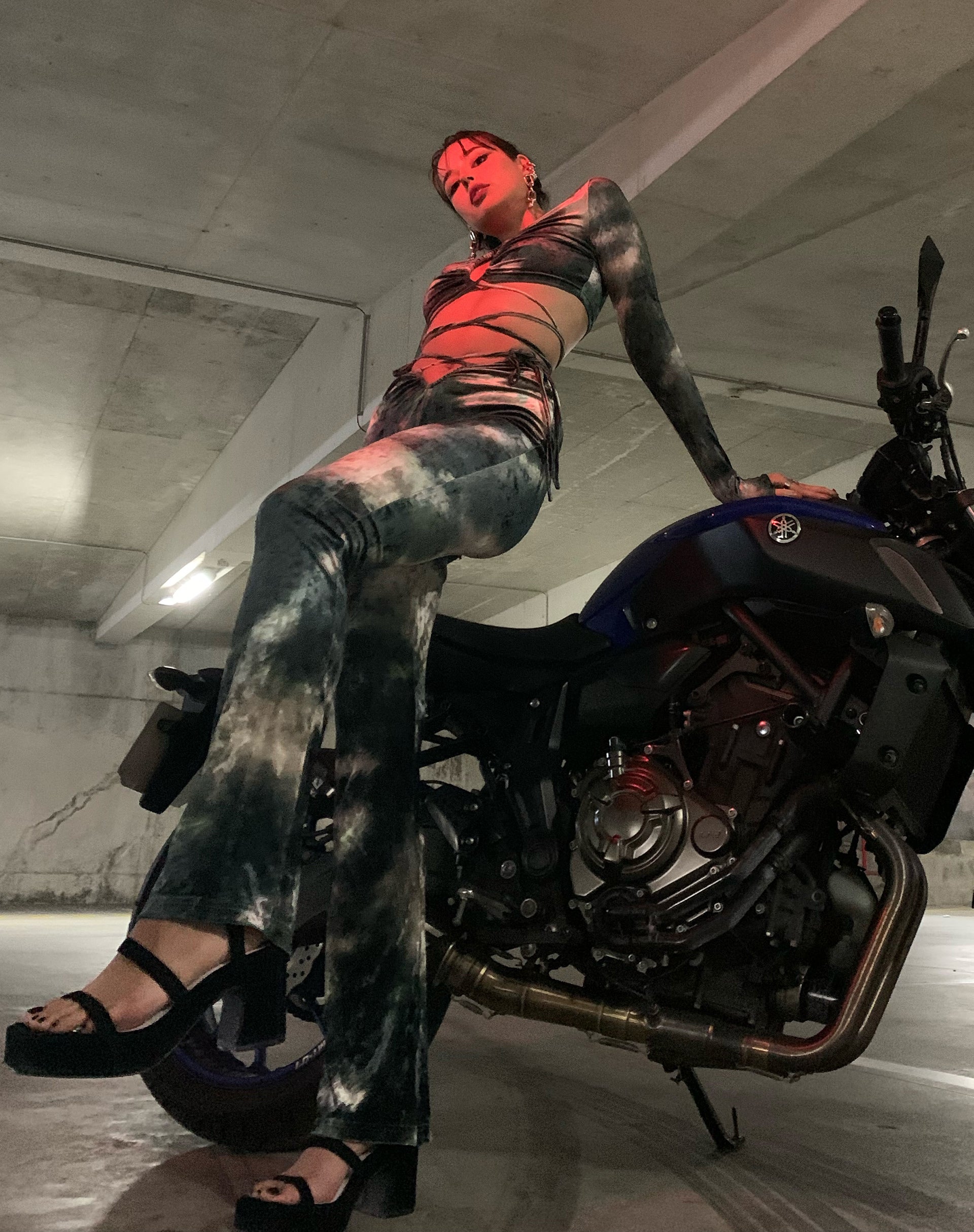 Bild von MOTEL X IRIS Sarita Hose in abstraktem Tarnmuster