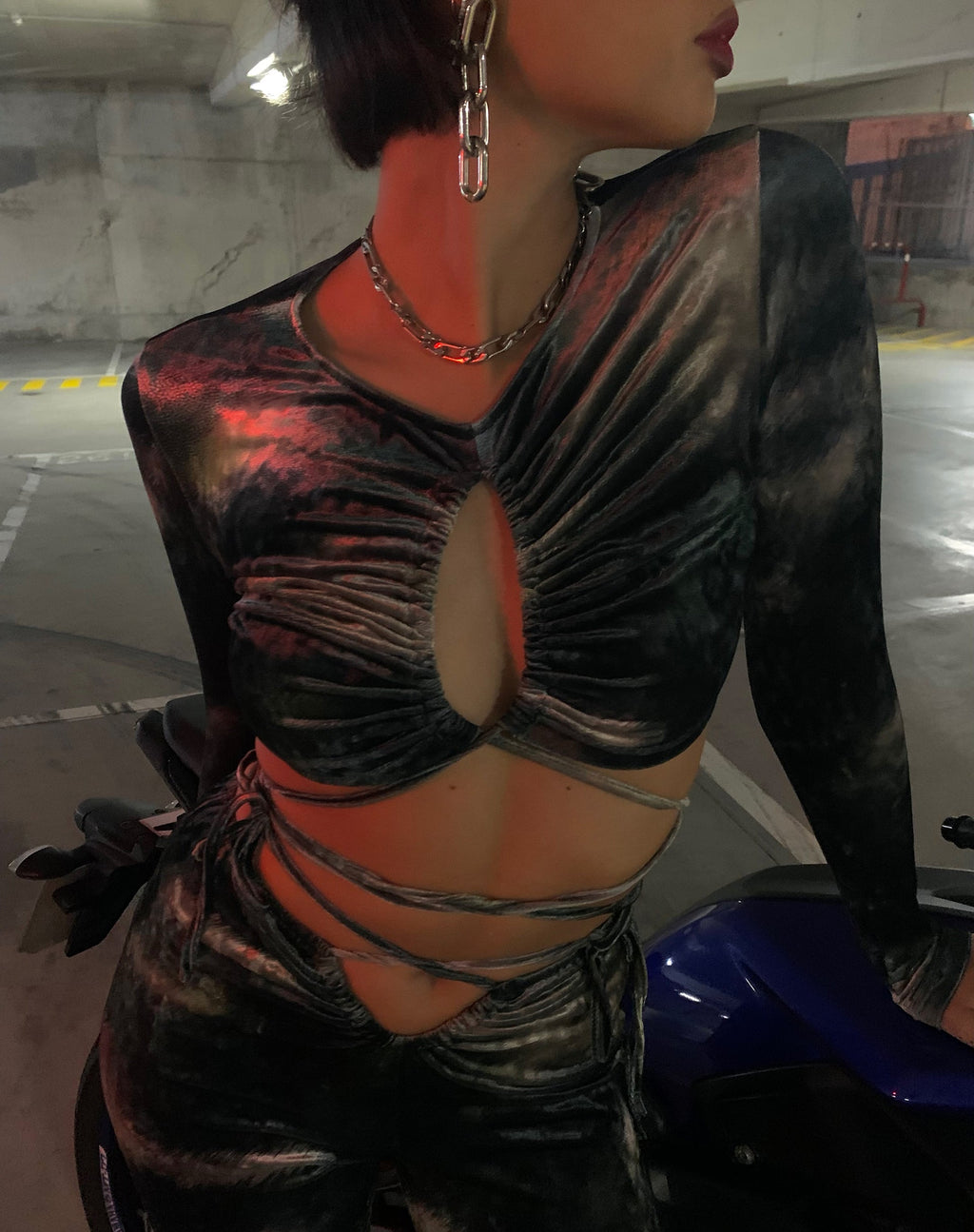 Stivi Crop Top in abstraktem Tarnmuster