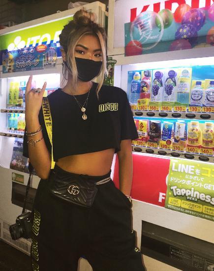 Bild von Super Cropped Black Tee in Disco Embro