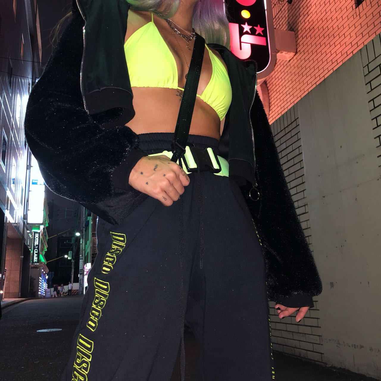 Bild von Gwen Bralet in Neongelb