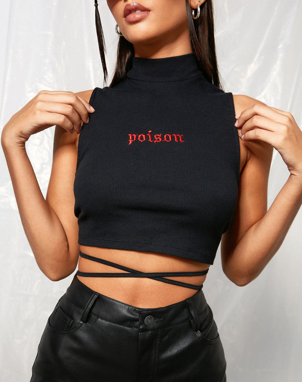 Quera Crop Top in Rippe Schwarz 'Poison' Stickerei