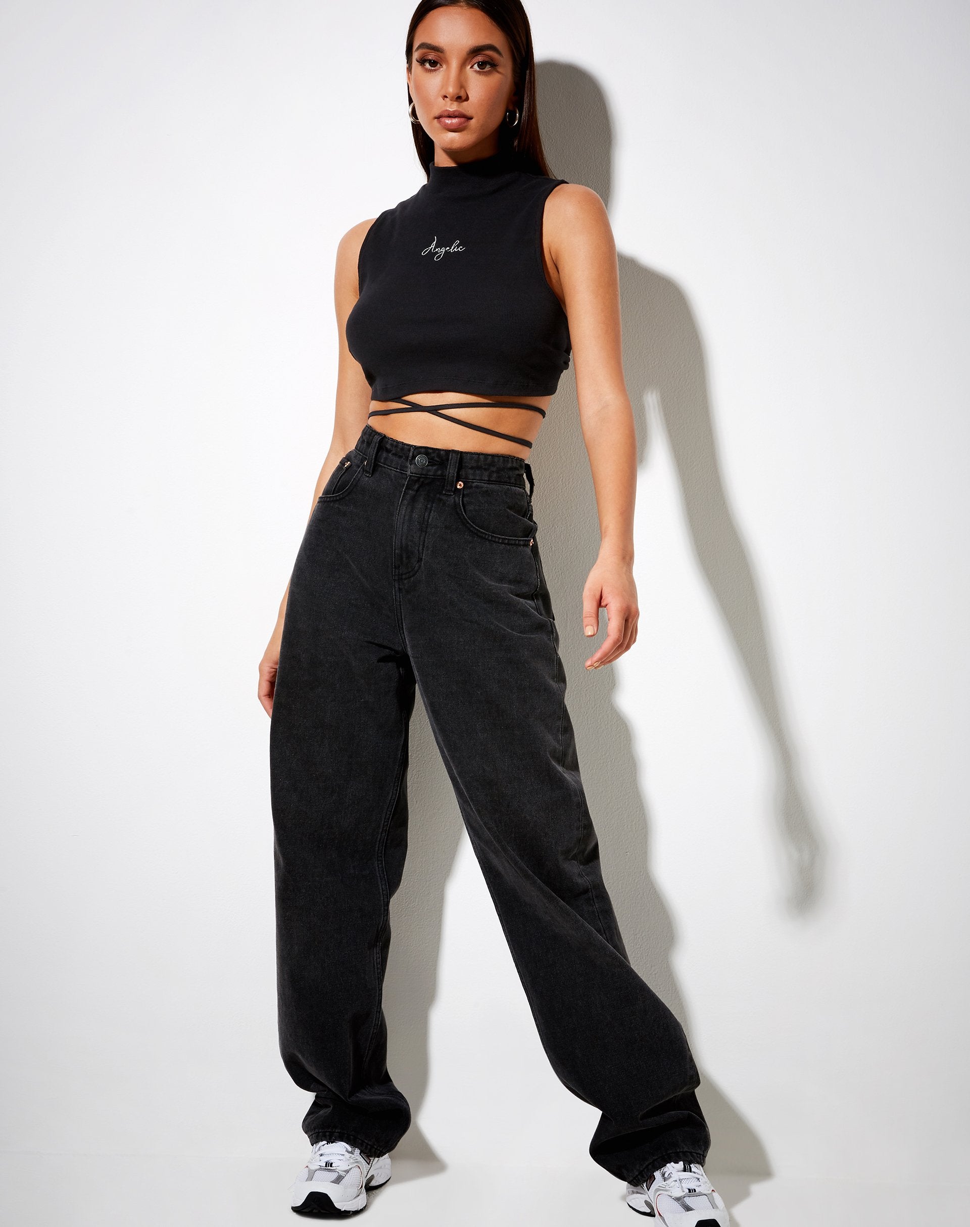 Bild von Quera Crop Top in Rippe Schwarz Angelic Embro