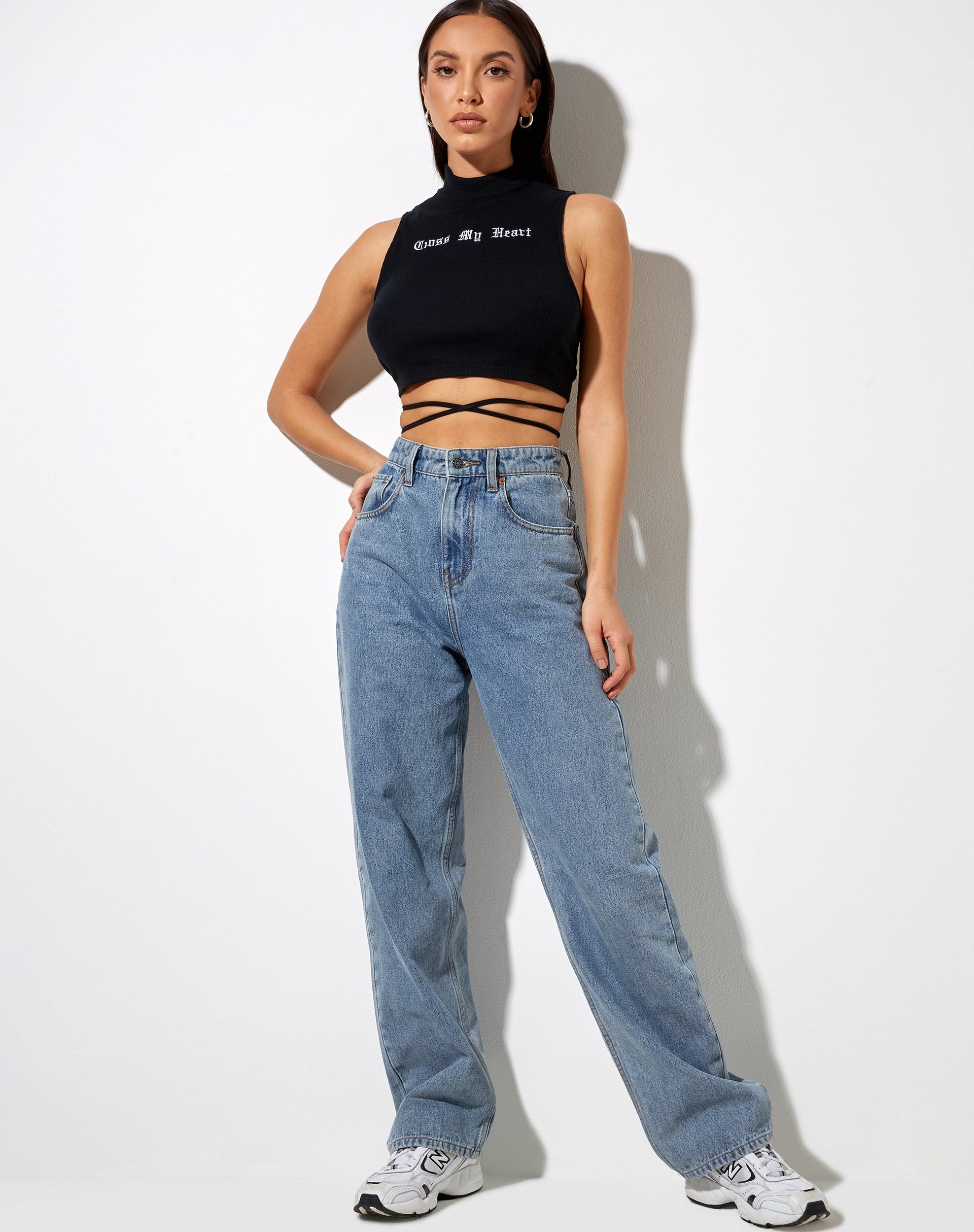 Bild von Quera Crop Top in Schwarz Cross My Heart Embro