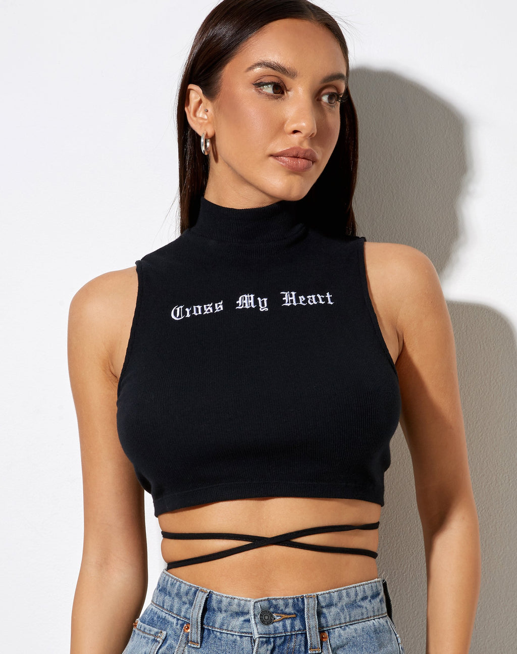 Quera Crop Top in Schwarz 'Cross My Heart' Stickerei
