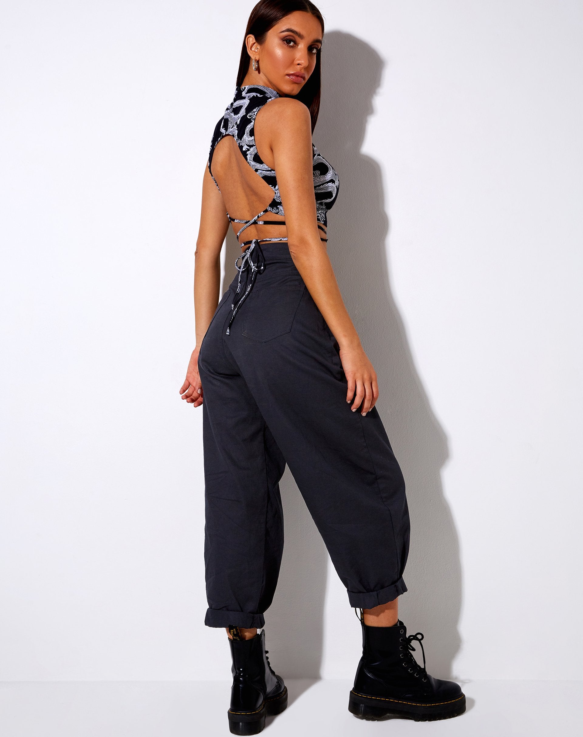 Bild von Quera Crop Top in Dragon Rope Schwarz Platzierung