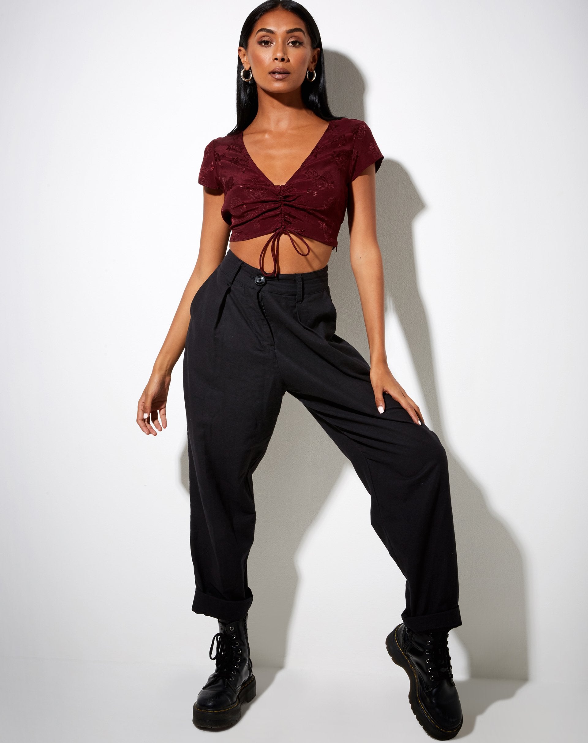 Image of Raeto Crop Top aus Satin Rose Burgundy