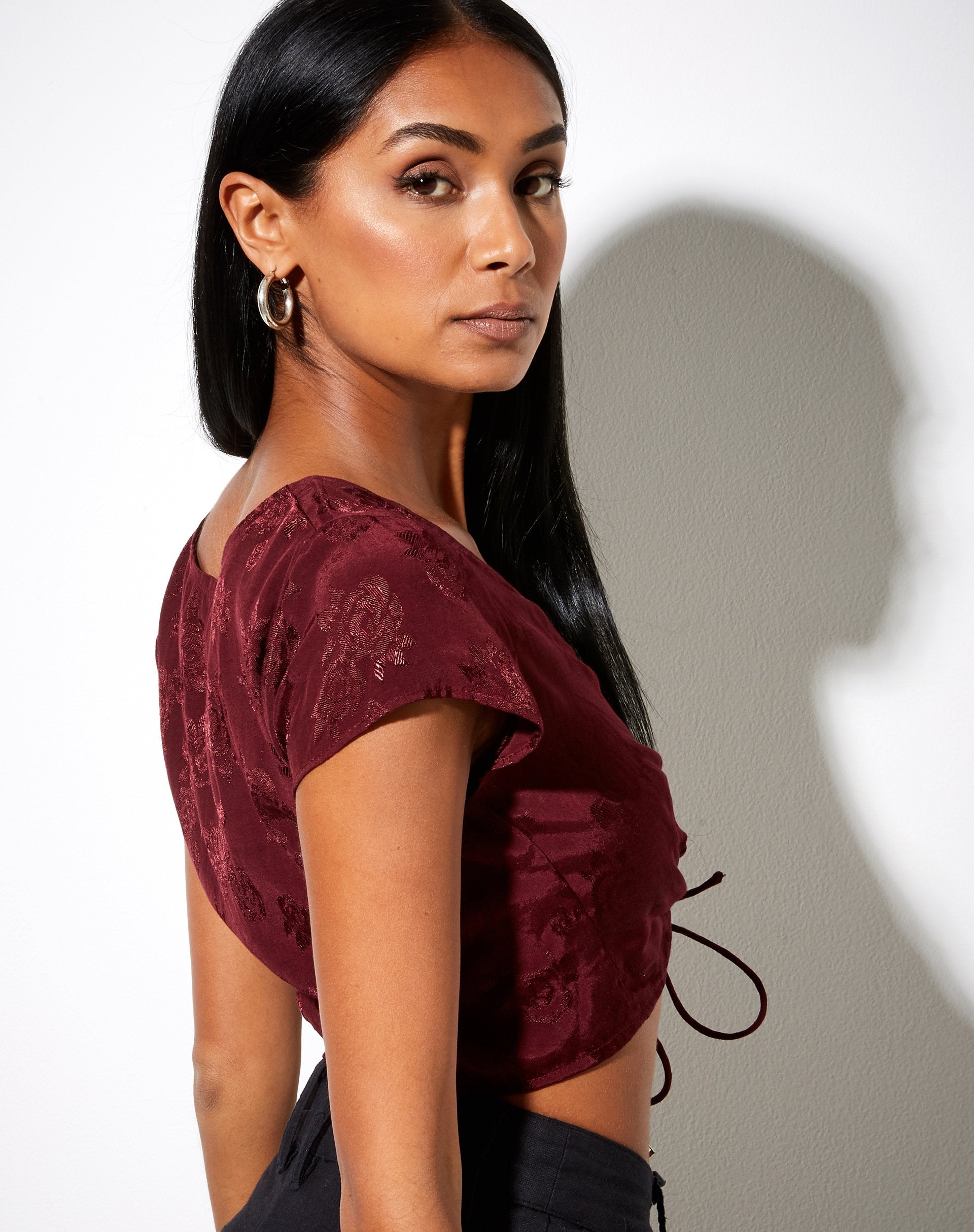 Image of Raeto Crop Top aus Satin Rose Burgundy