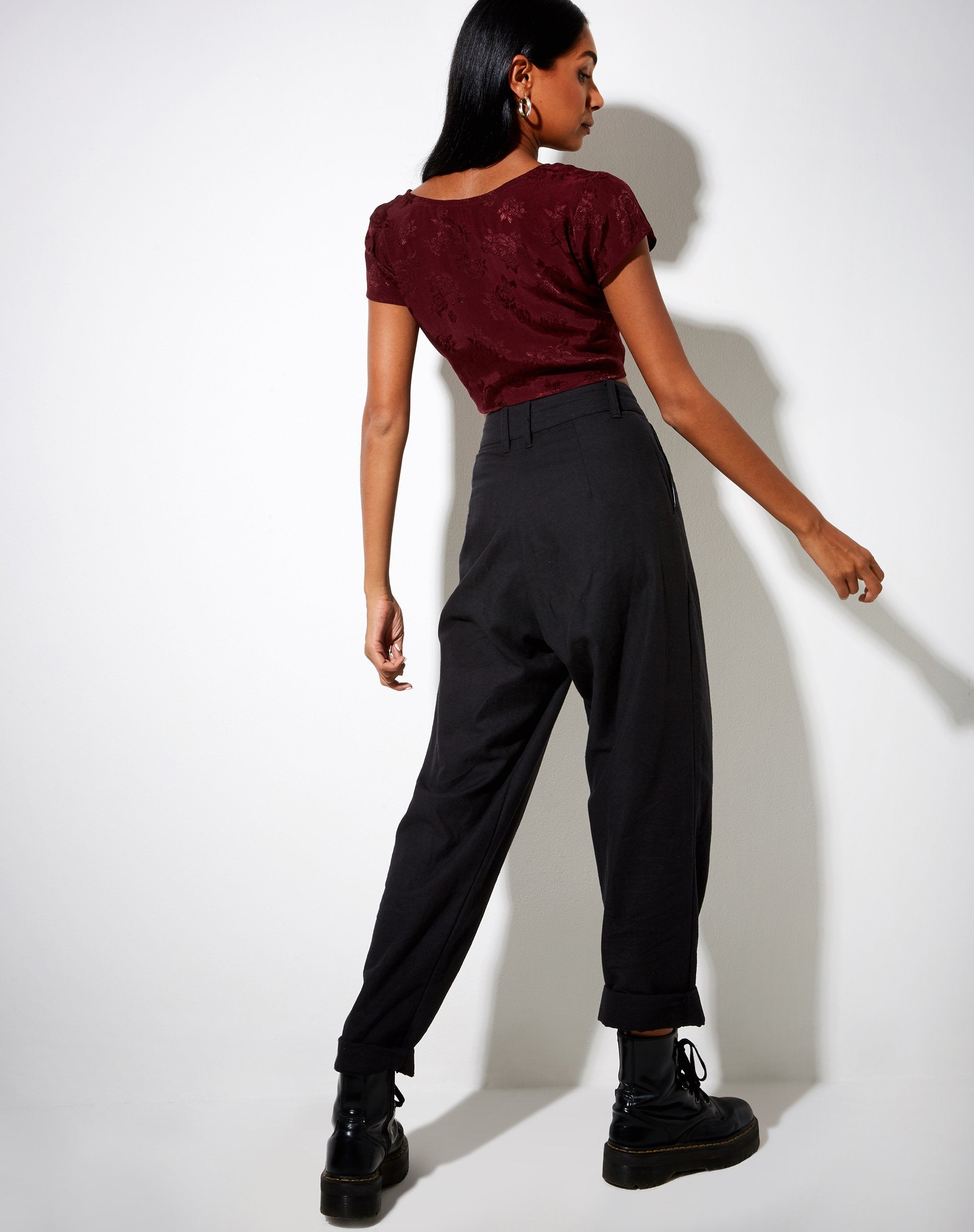 Image of Raeto Crop Top aus Satin Rose Burgundy
