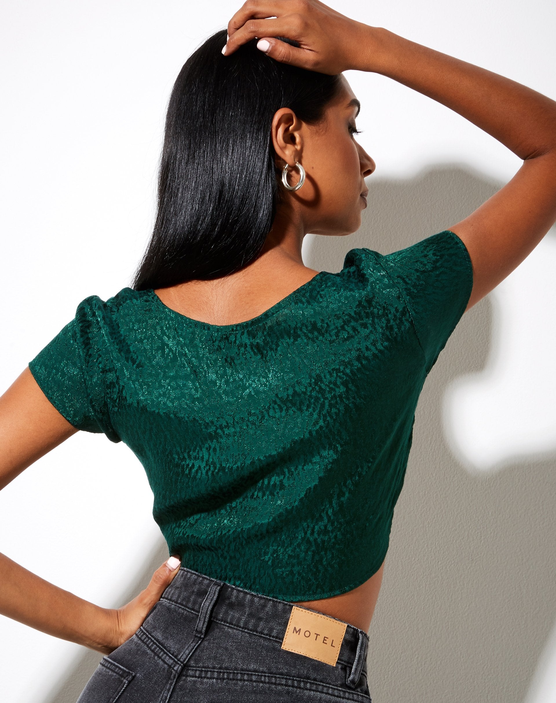 Image of Raeto Crop Top aus Satin Gepard Waldgrün