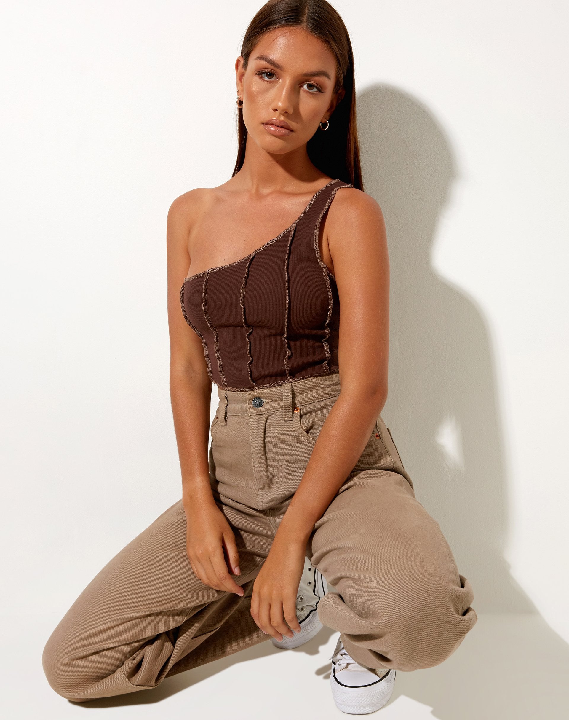 Image of Rara Crop Top in Rippe Deep Mahogany mit braunen Nähten