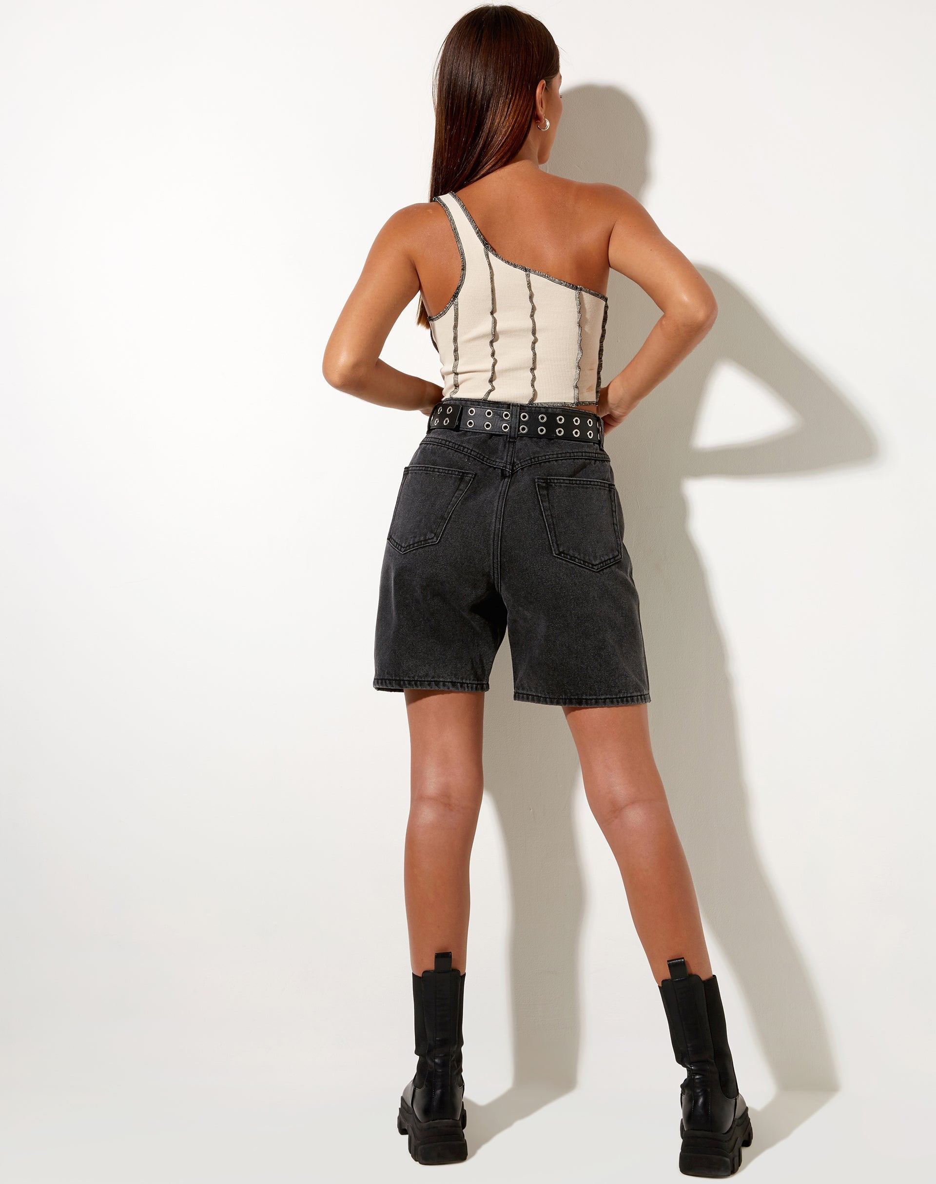 Image of Rara Crop Top aus Rippstrick in Ecru mit schwarzen Ziernähten