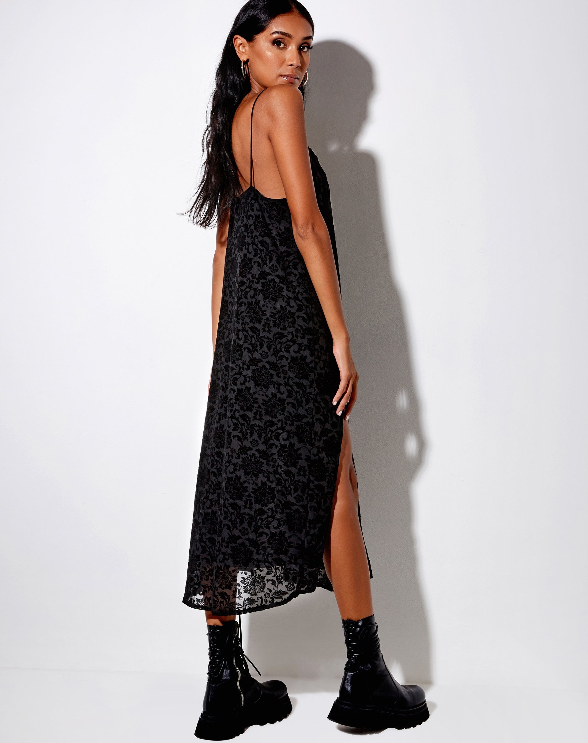Image of Rarita Midikleid aus Brokat-Rosenflock Schwarz