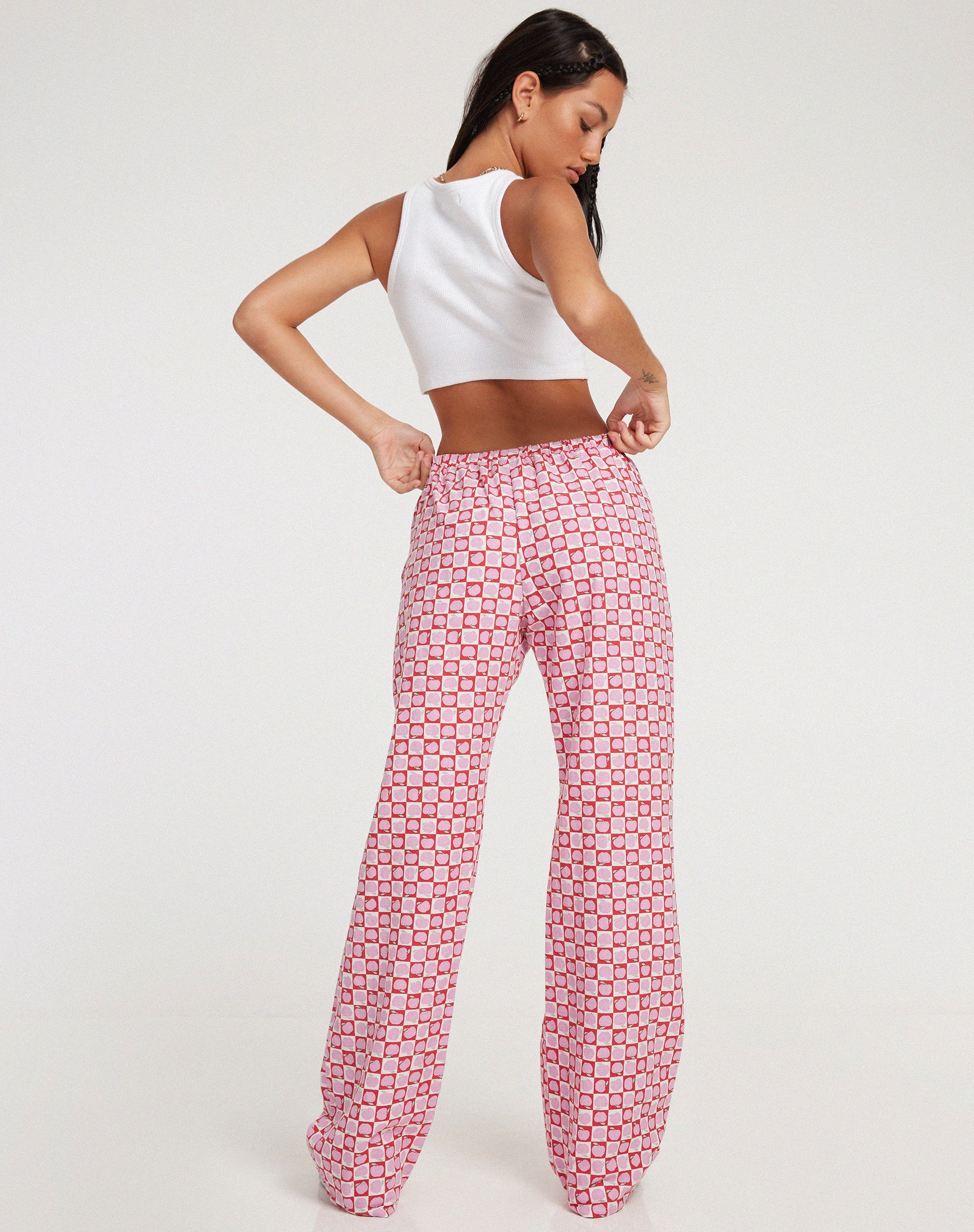 image of Raya Hose mit weitem Bein aus Apfelkaro in Blush Red
