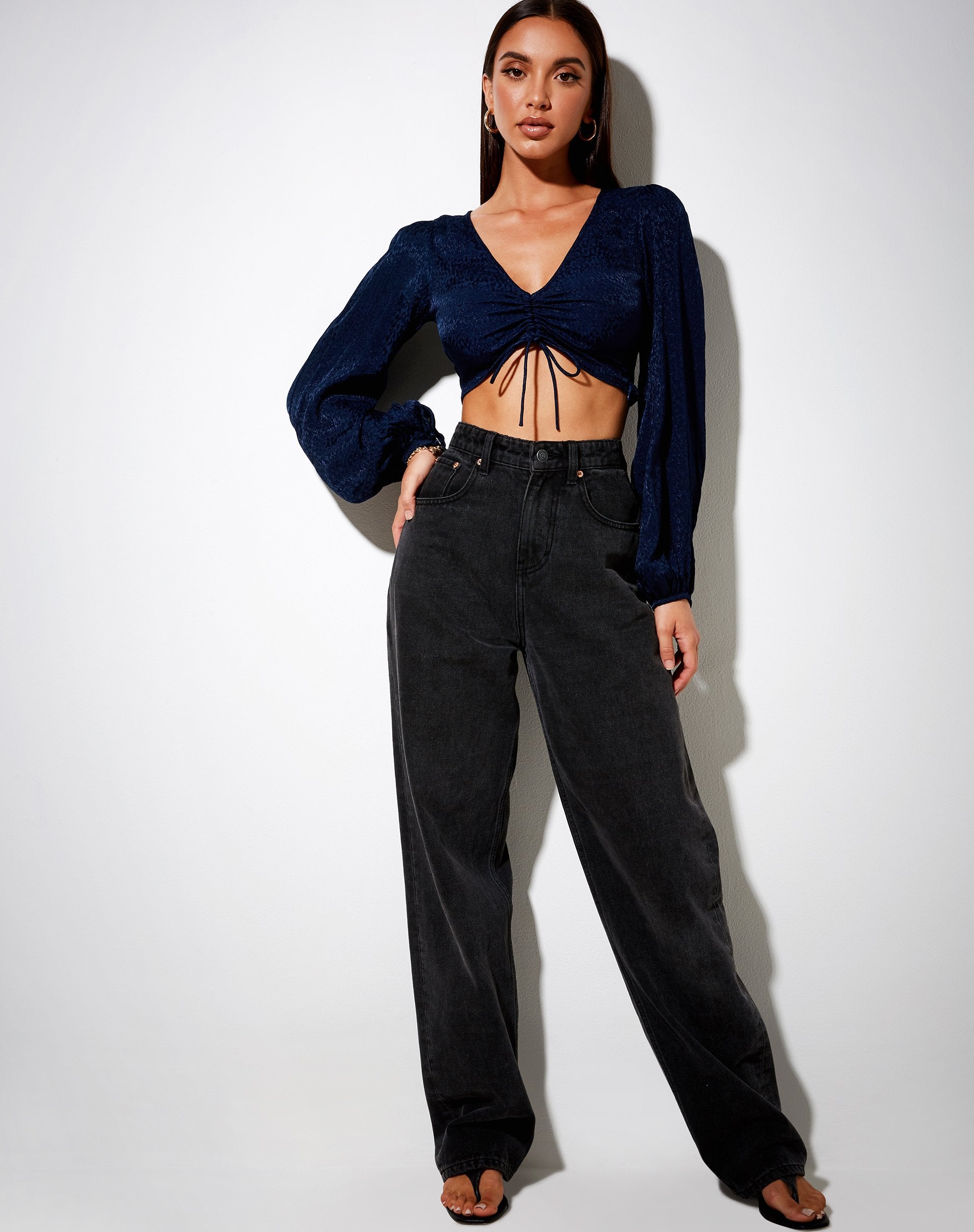 Bild von Reilo Crop Top aus Satin Cheetah Navy
